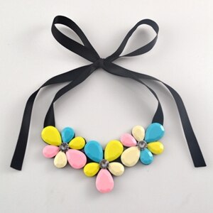 Stylish Women's Acrylic Flower Necklace - Elegant Floral Pendant for Casual & Party Wear - Perfect Gift for Her