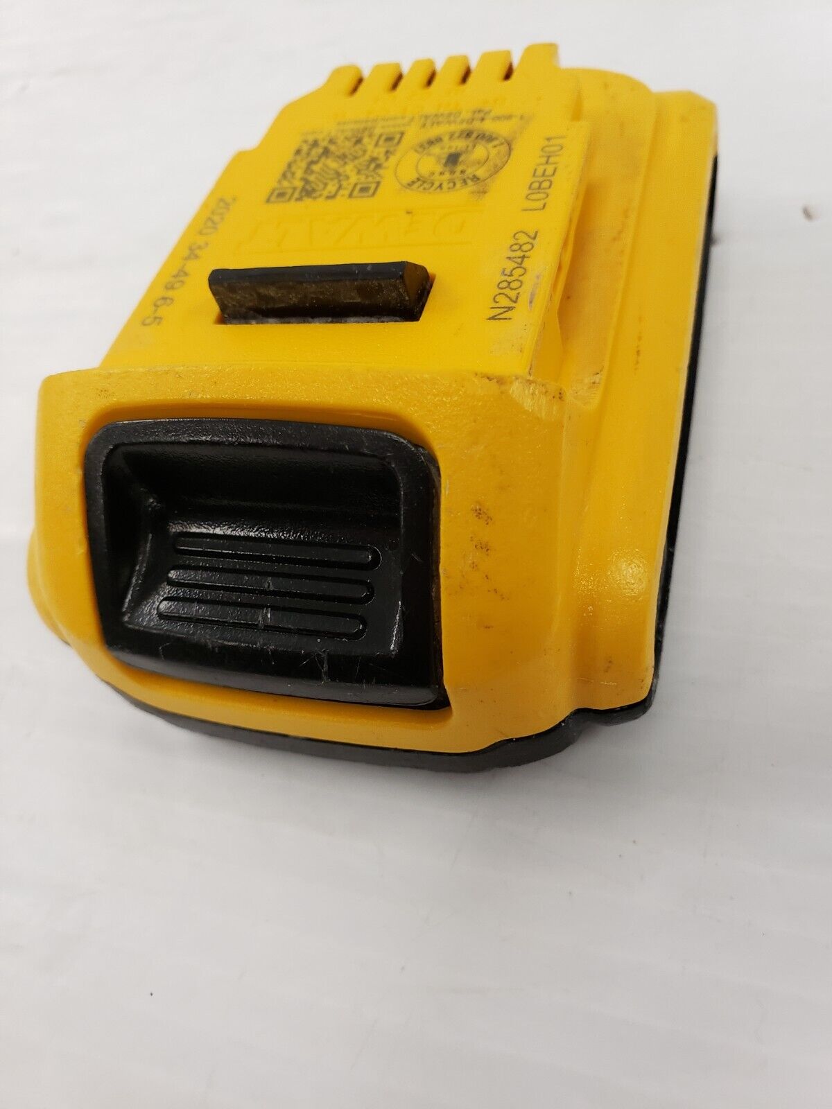 DEWALT DCB203 20V MAX Lithium-Ion Battery 2.0Ah Replacement for Power Tools - Compatible with Drills, Saws, Flashlights & More DIY/Construction Projects