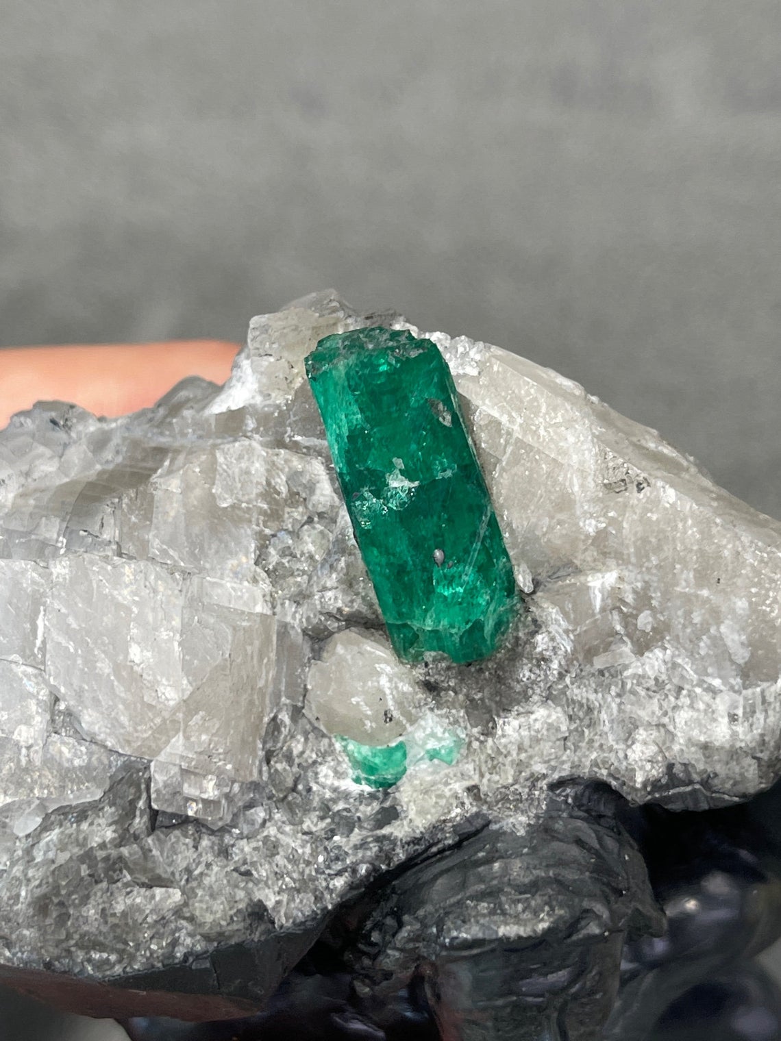 Natural Colombian Emerald Rough Crystal Sculpture - Raw Emerald Gemstone for Jewelry Making, Healing & Collecting - Perfect for DIY Crafts, Meditation & Home Decor