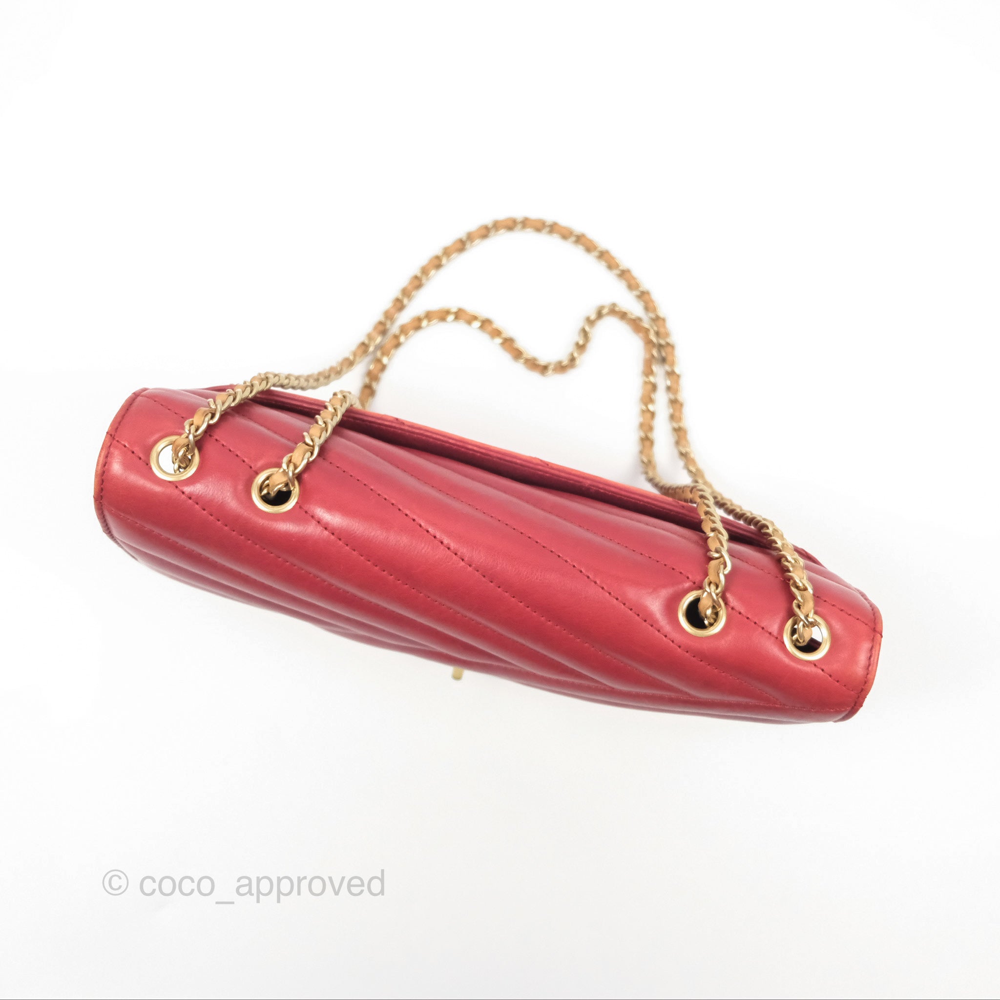 Chanel Chevron Shoulder Bag in Red Calfskin Leather with Aged Gold Hardware - Luxury Crossbody Purse for Women, Perfect for Parties, Date Nights & Special Occasions