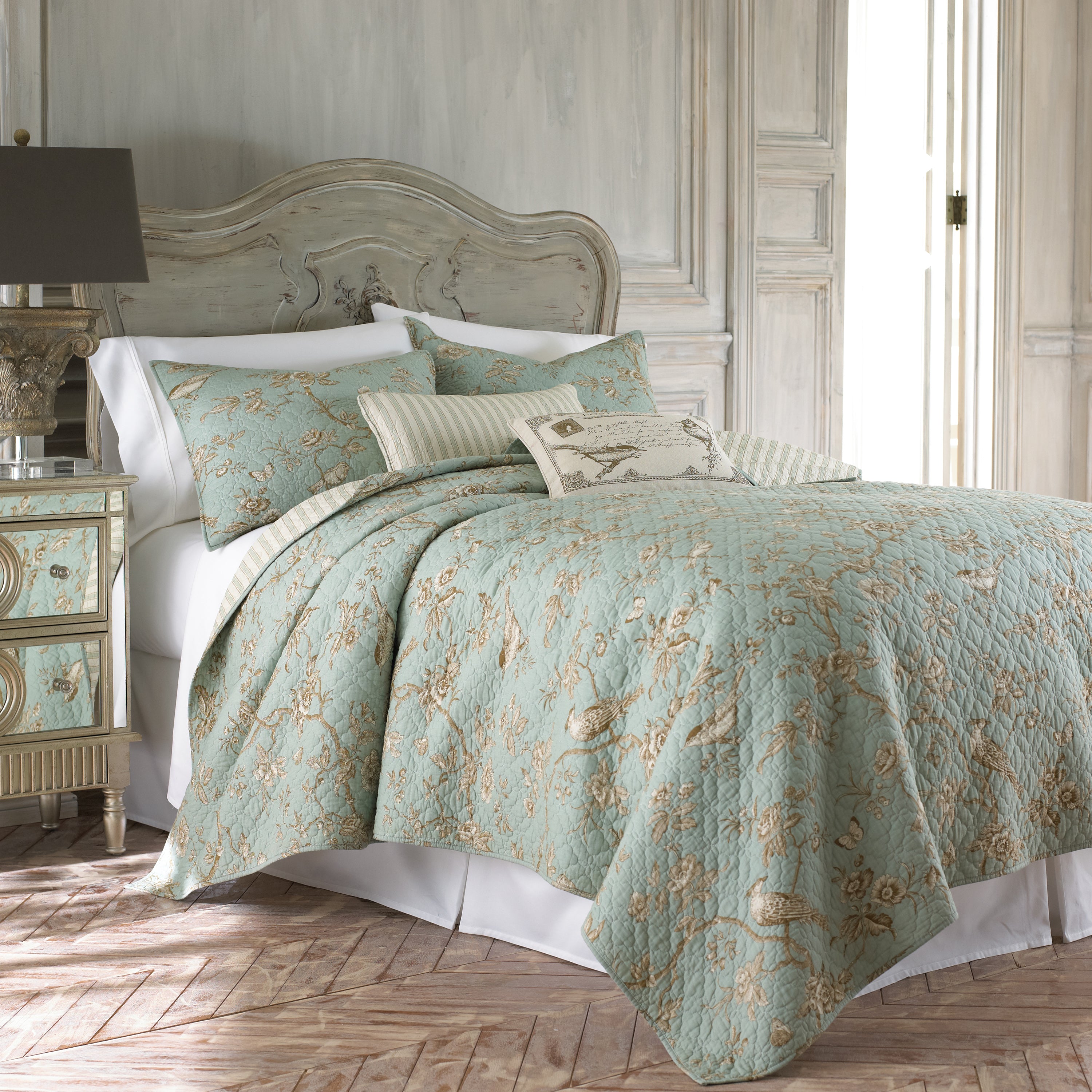 Luxury Toile Quilt Set - Queen Size, 3-Piece Bedding Set with Matching Pillow Shams - Floral French Country Design - Perfect for Master Bedroom, Guest Room & Farmhouse Decor