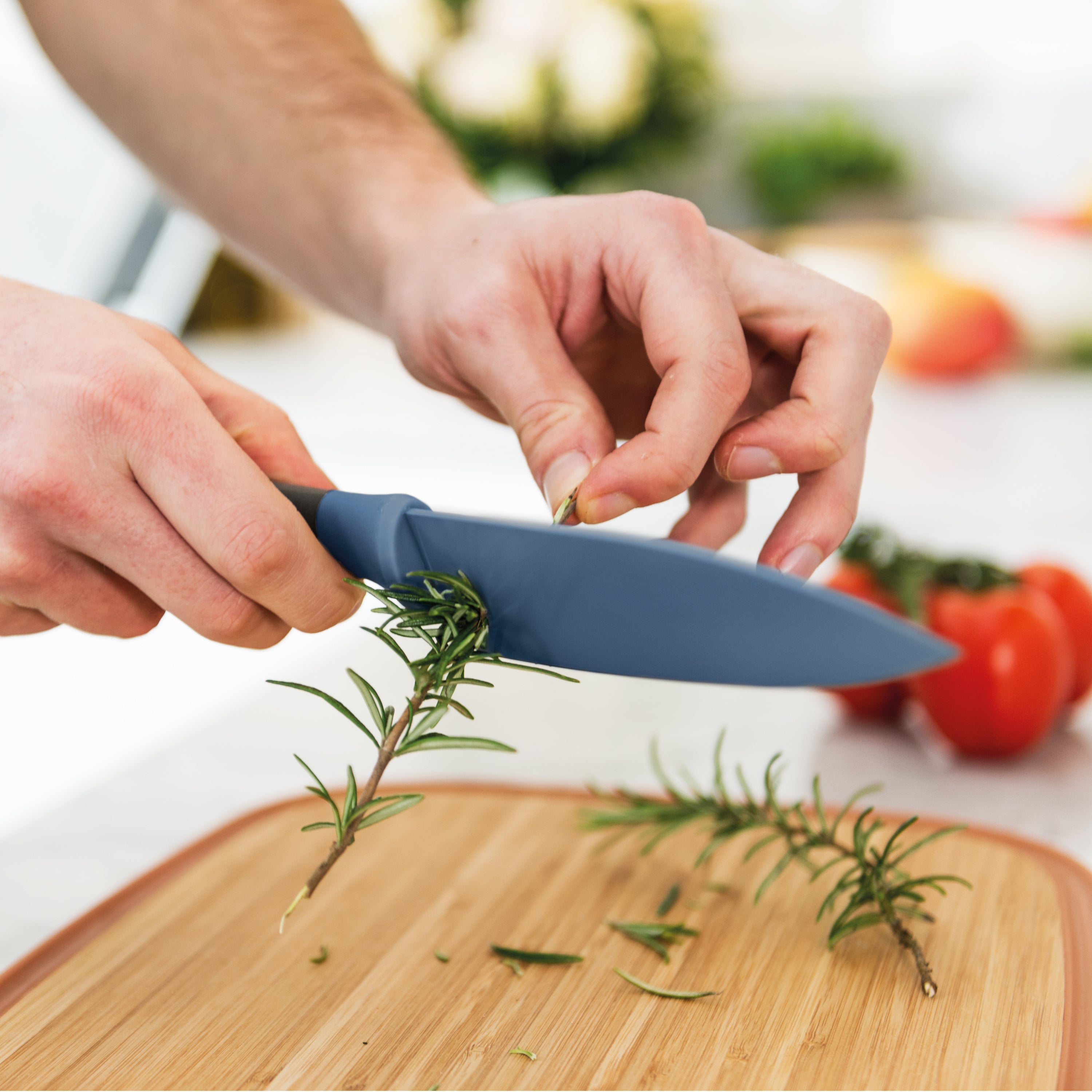 BergHOFF Leo 4-Piece Kitchen Knife Set with Protective Sheath - High Carbon Stainless Steel Chef Knives for Cooking, Slicing & Dicing - Perfect for Home Chefs & Professional Kitchens (Blue)