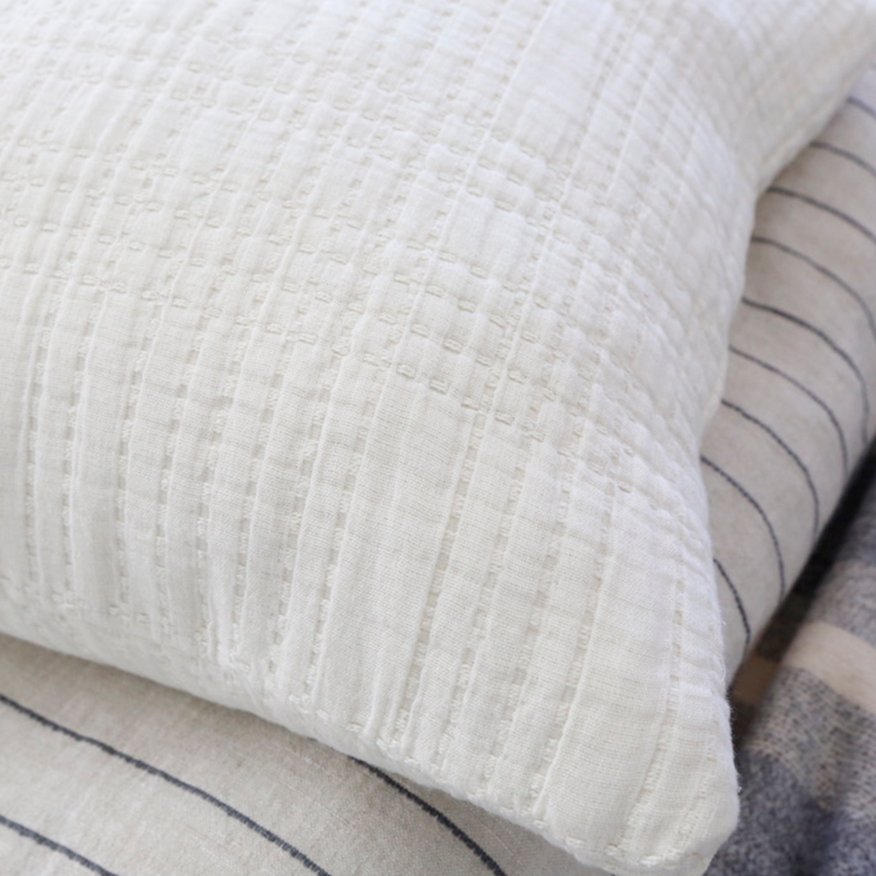 Cozy Arrowhead Fleece Blanket - Soft & Warm Throw for Bed, Couch, and Outdoor Camping - Perfect for Winter, Gifts, and Home Decor