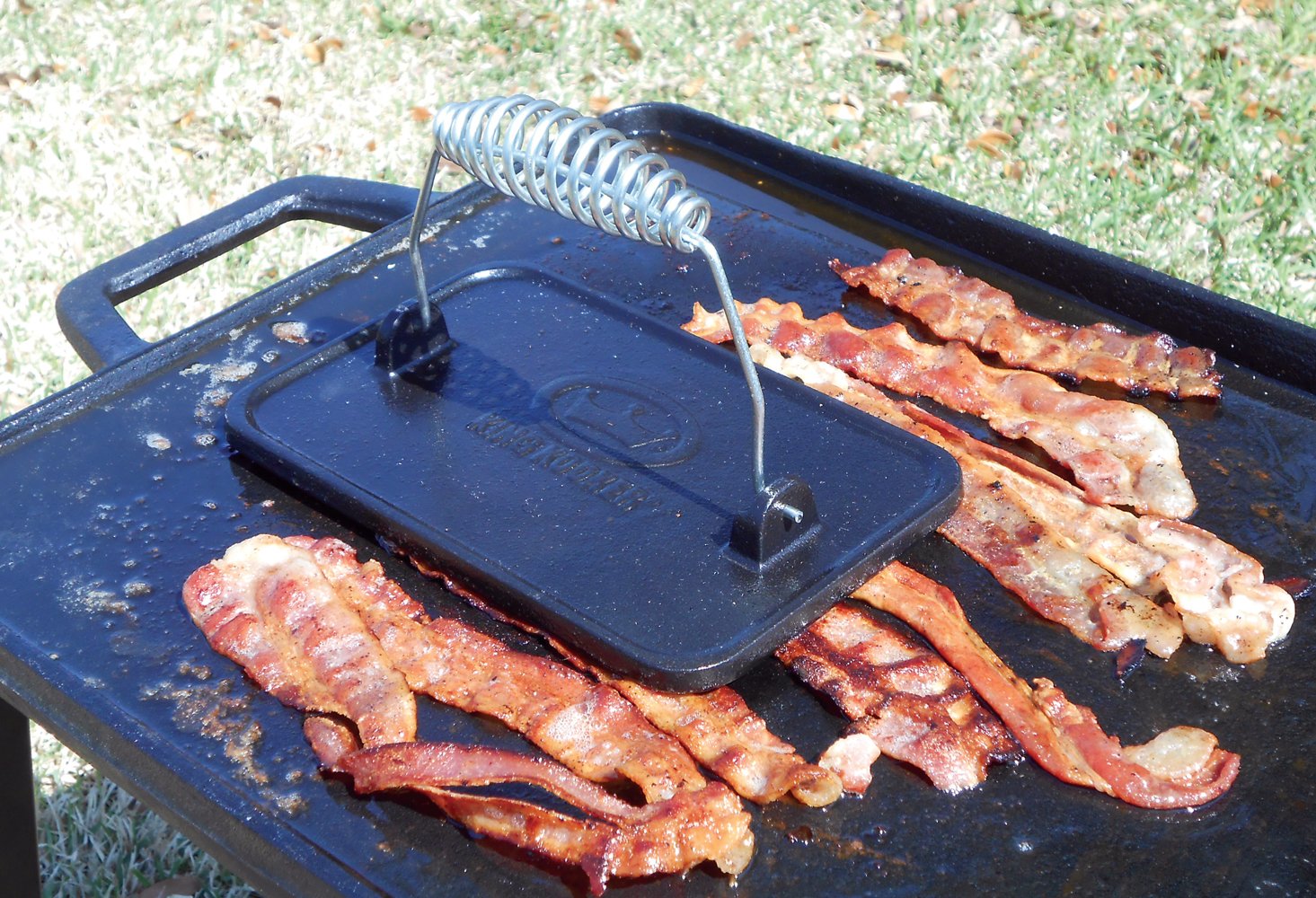 King Kooker CIBPS Pre-Seasoned Cast Iron Bacon Press - Heavy Duty Grill Weight for Perfectly Crispy Bacon, Burgers & Paninis - Ideal for Stovetop, Griddle & Outdoor Cooking