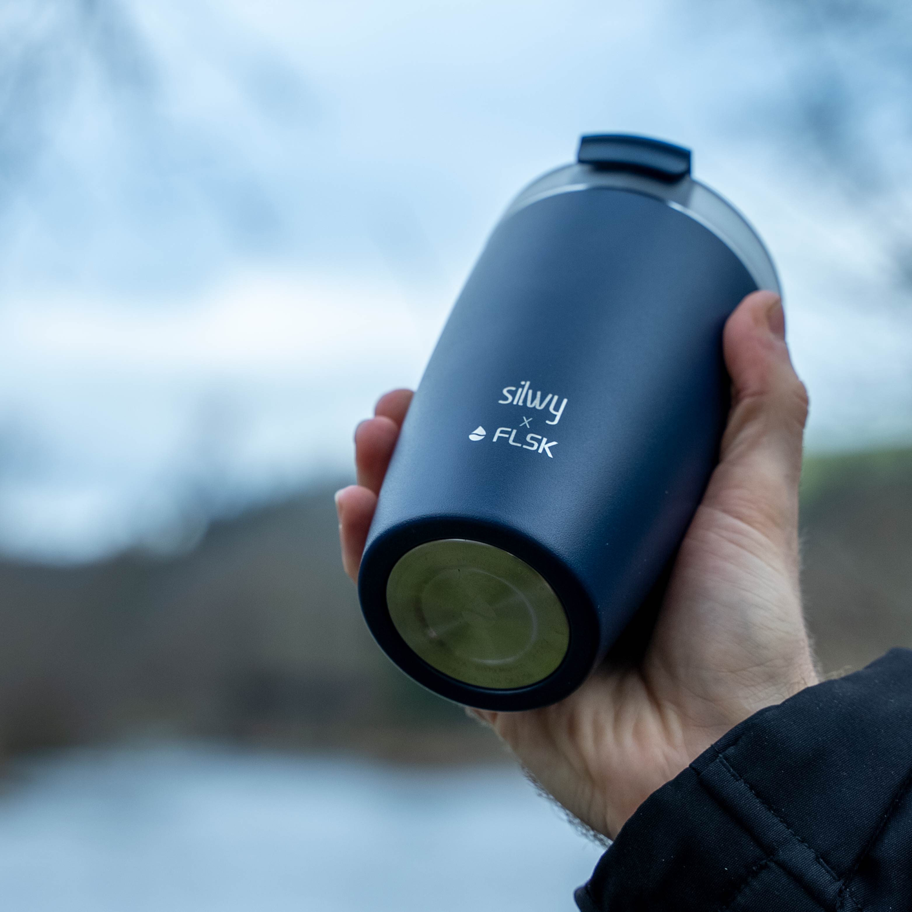 Stainless Steel Magnetic Travel Mug - 16oz Insulated Thermos with Lid & Handle - Keeps Drinks Hot/Cold for Hours - Perfect for Coffee, Tea, Water - Ideal for Office, Commute, Camping & Outdoor Activities