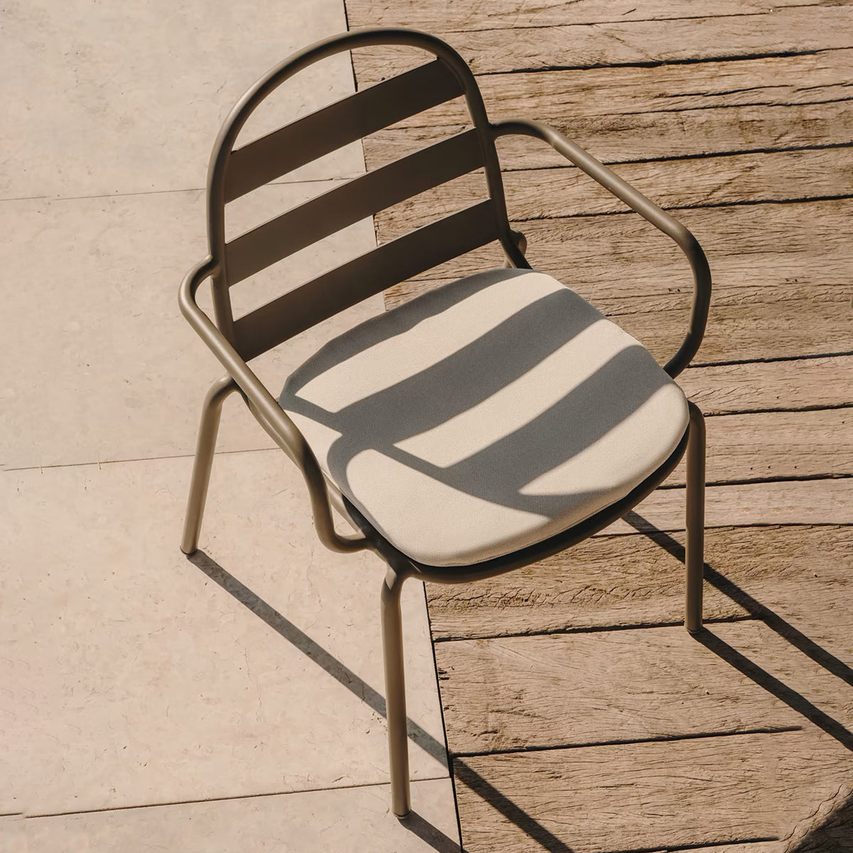 Joncols Outdoor Dining Arm Chair - Weather-Resistant Patio Furniture for Garden, Poolside, and Backyard - Comfortable & Durable Outdoor Seating for Relaxing and Entertaining