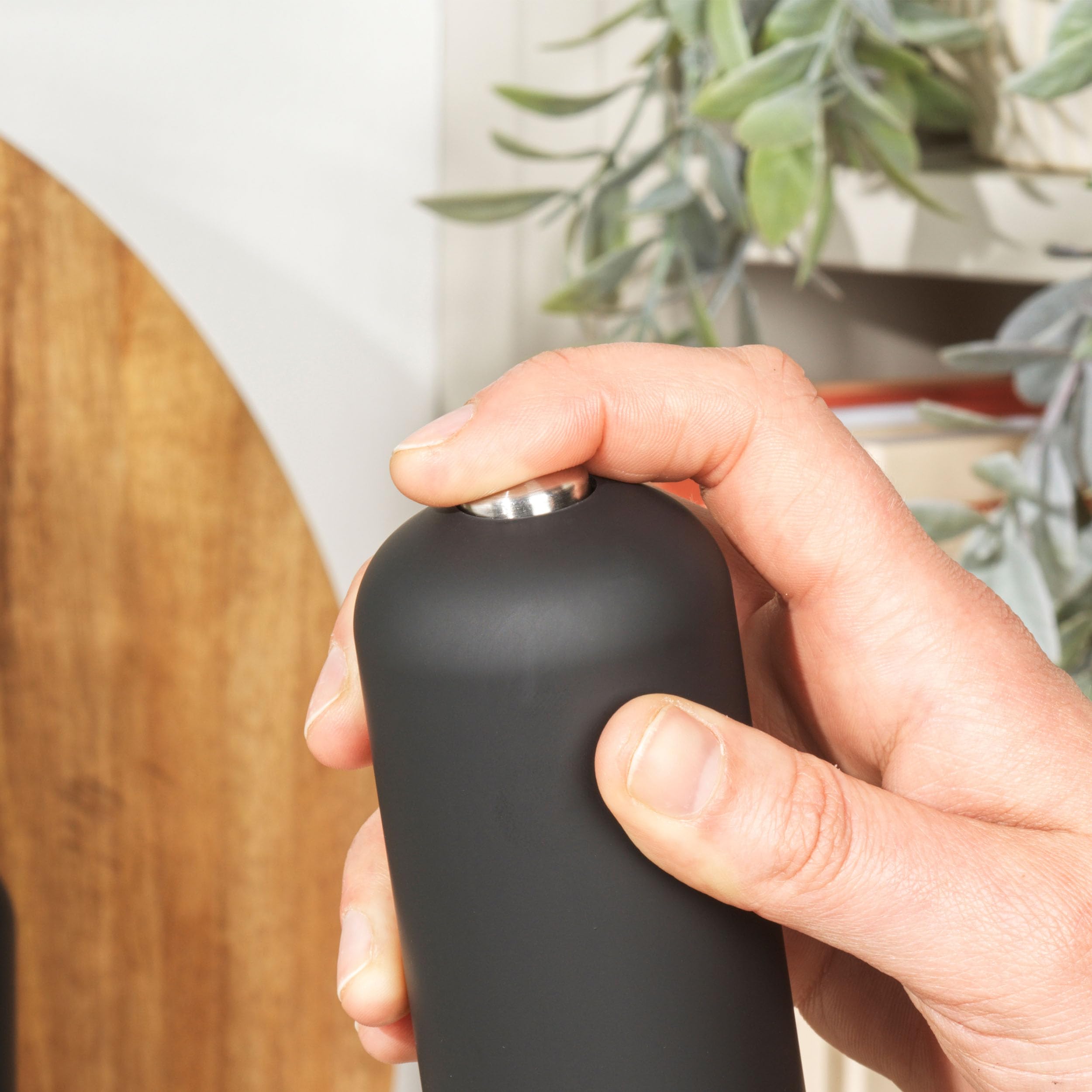 Salter 7524 BKXR Electric Salt & Pepper Grinder Set - Battery Powered, Adjustable Ceramic Grinder with Soft-Touch Push Button (66g Rock Salt & 30g Peppercorns) - Perfect for Kitchen, Dining Table & Gourmet Cooking