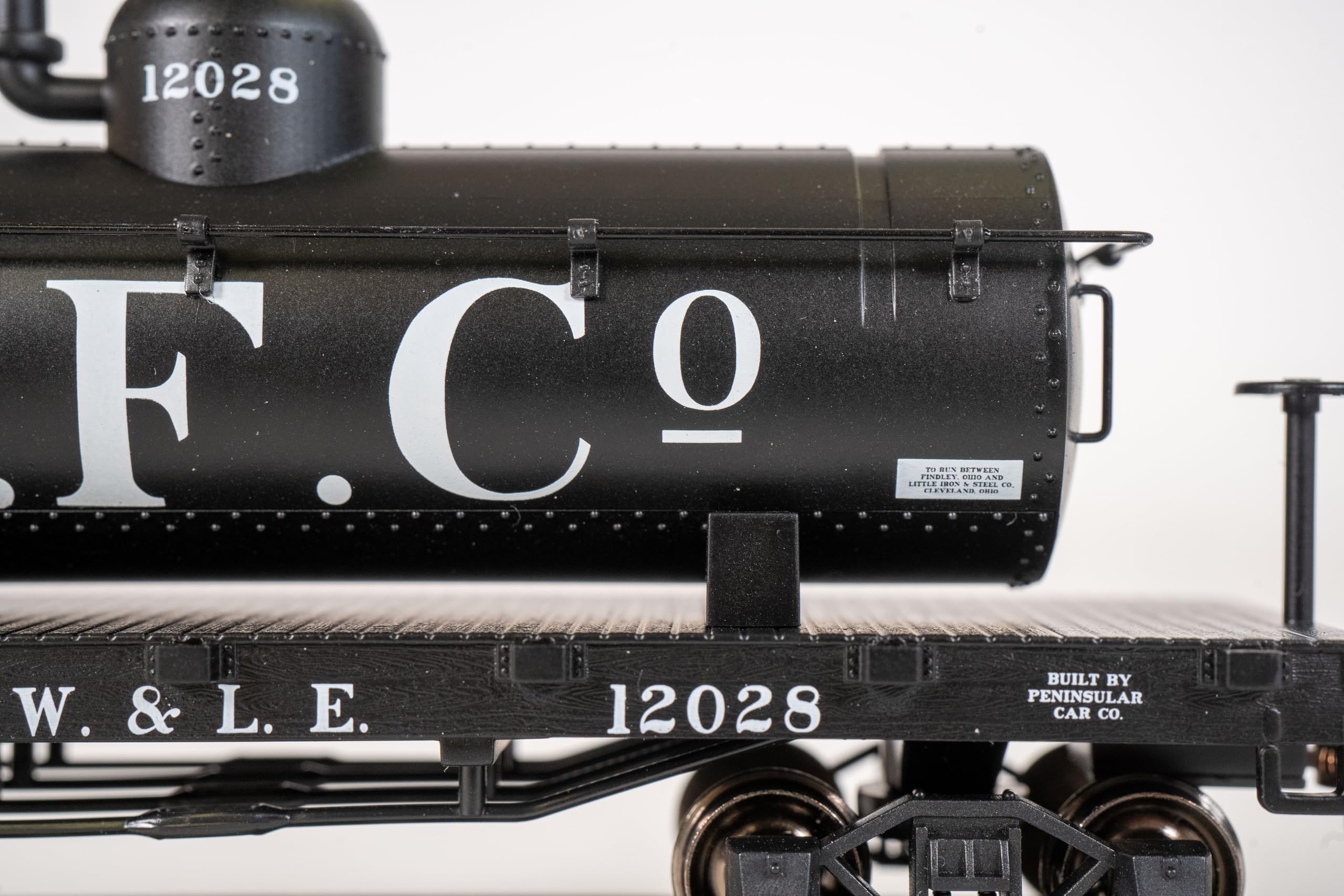 Bachmann Trains HO Scale Old-Time Tank Car - Wheeling & Lake Erie #129 Silver - Model Railroad Collectible for Train Enthusiasts & Diorama Scenes