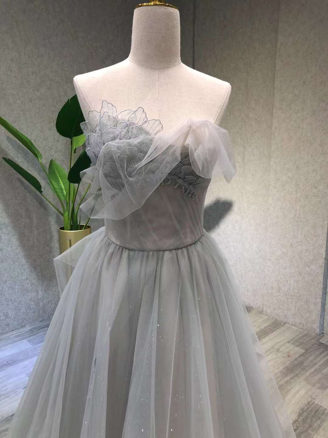 Elegant Gray Tea Length Prom Dress with Tulle Skirt - Perfect for Homecoming, Dances & Special Occasions