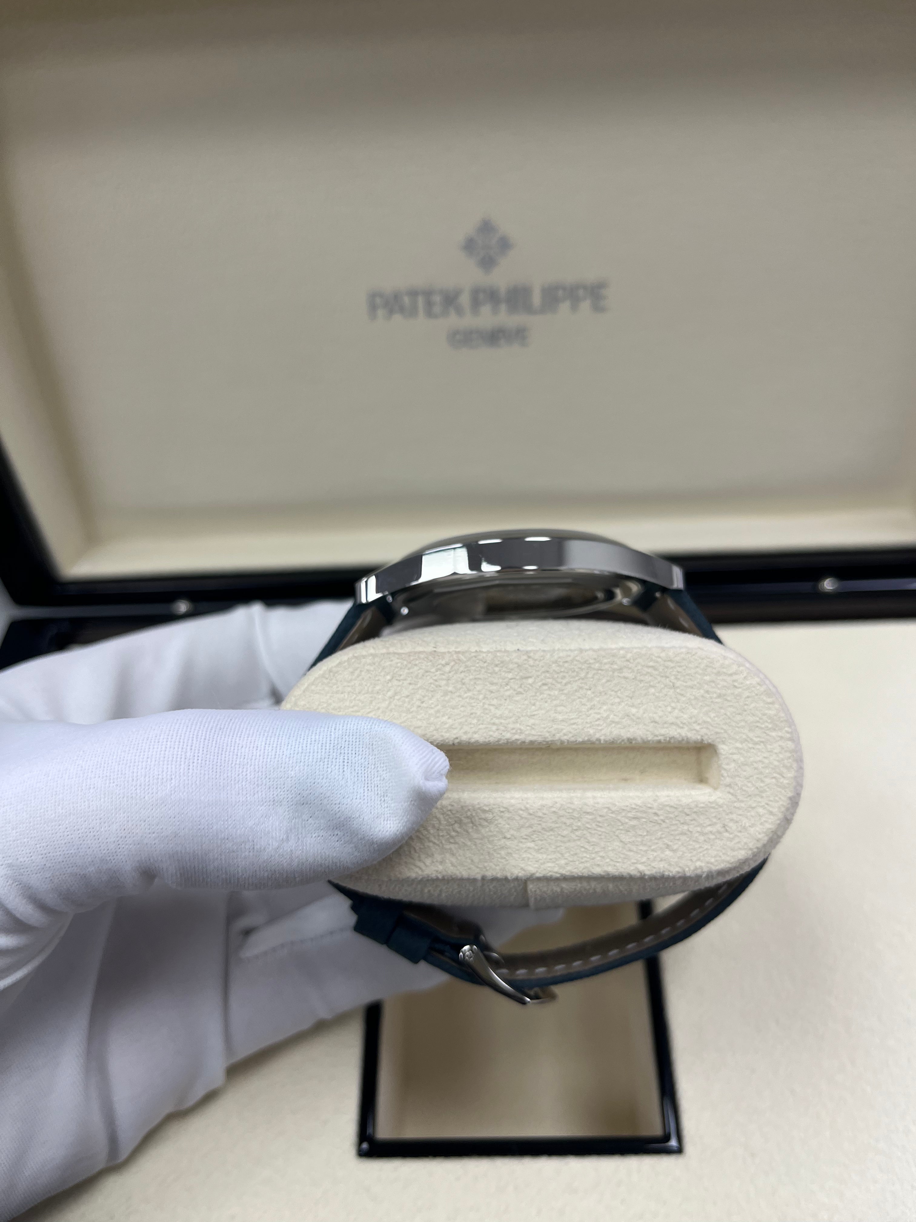 Patek Philippe Calatrava 6007A-001 Limited Edition Men's Luxury Watch - Perfect for Business Meetings, Formal Events & Collector's Showcase