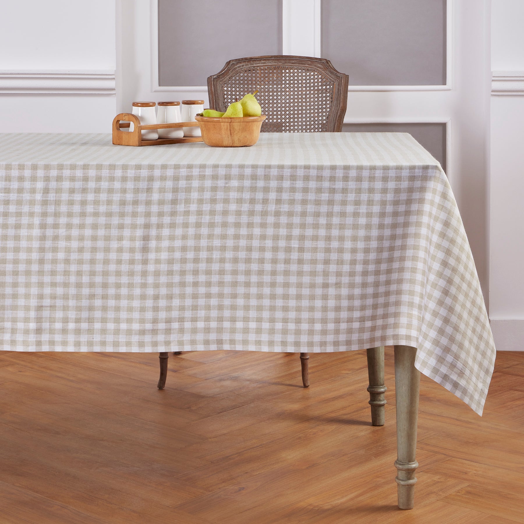 Stylish Red and White Checkered Gingham Tablecloth - Perfect for Picnics, BBQs, and Outdoor Dining