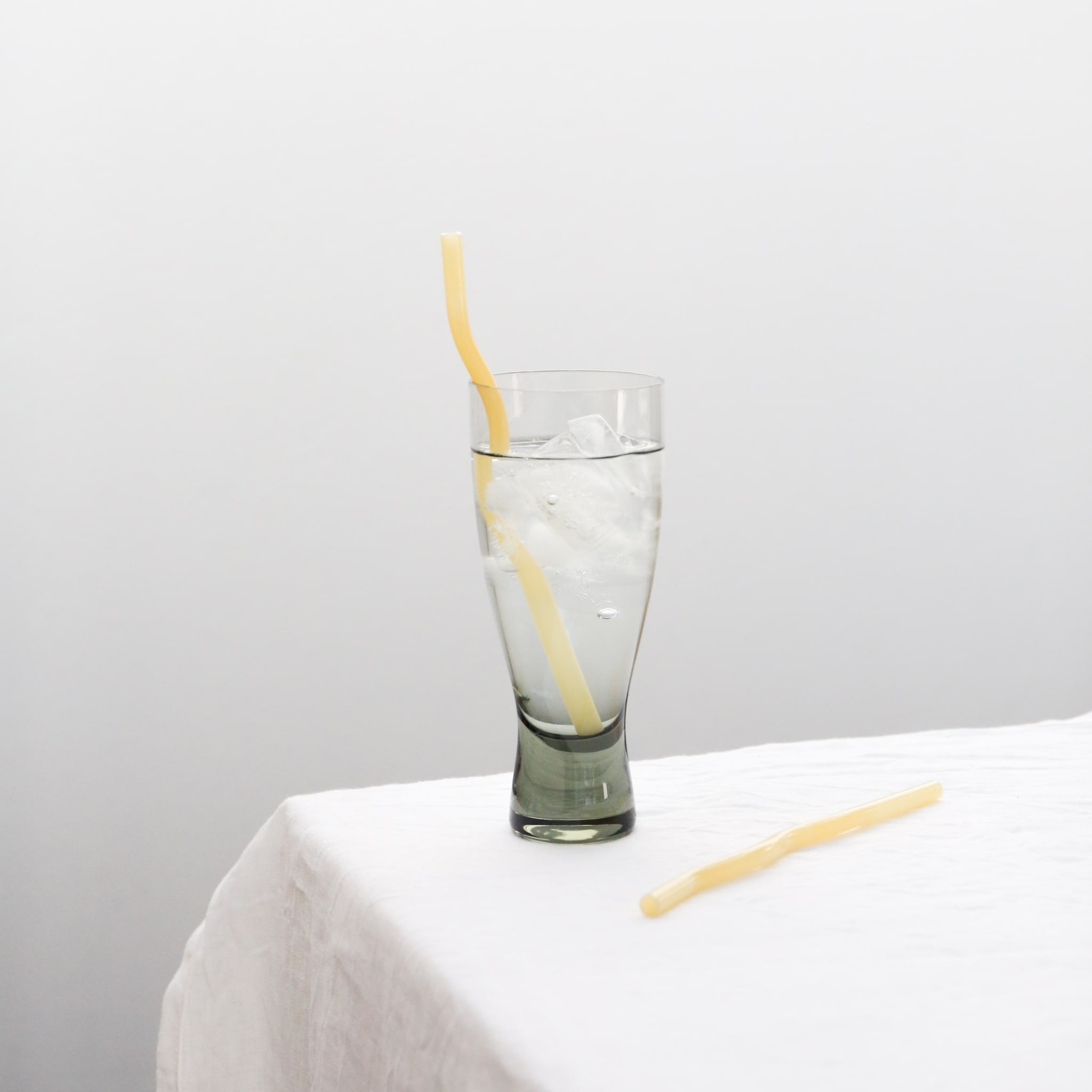 DESIGNSTUFF Curve Glass Straw Set of 4 - Reusable, BPA-Free Lemon Design Drinking Straws for Smoothies, Iced Coffee & Cocktails - Eco-Friendly Alternative to Plastic Straws
