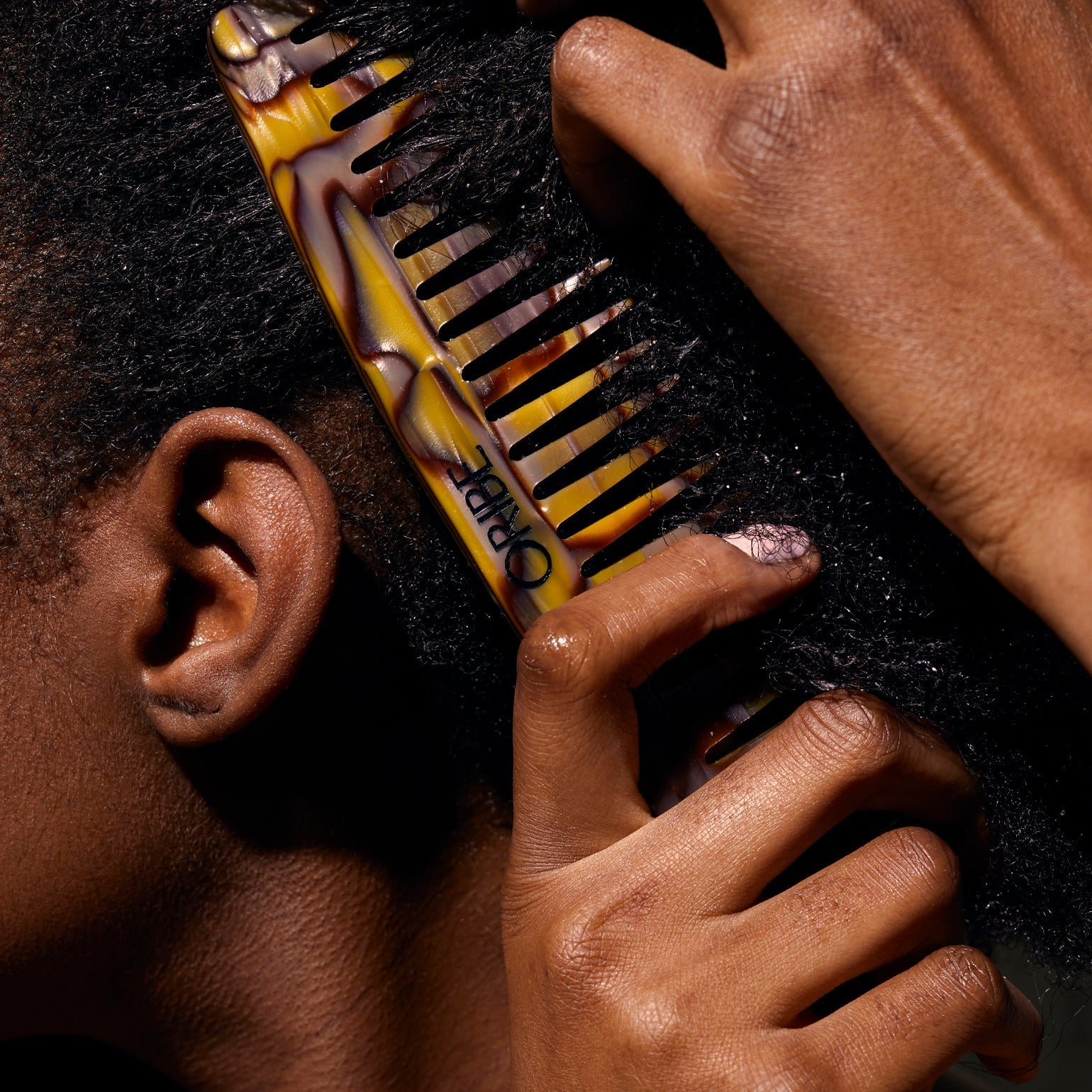 Italian Resin Wide Tooth Comb for Detangling Wet & Dry Hair - Gentle Styling for Men & Women - Perfect for Home, Salon & Travel Use