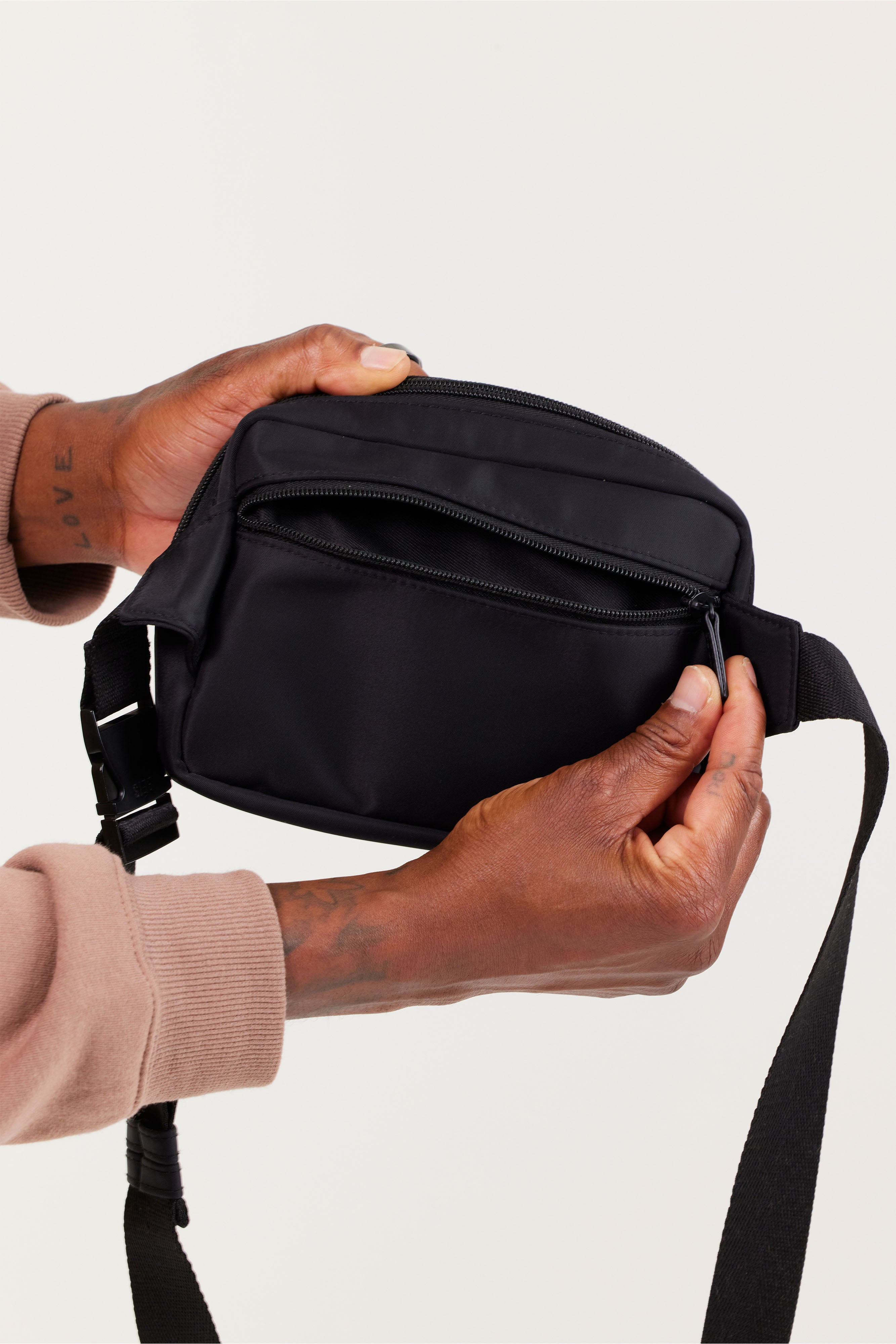 Best Black Belt Bag for Men & Women - Stylish & Hands-Free Waist Pack for Travel, Running, Hiking & Everyday Use