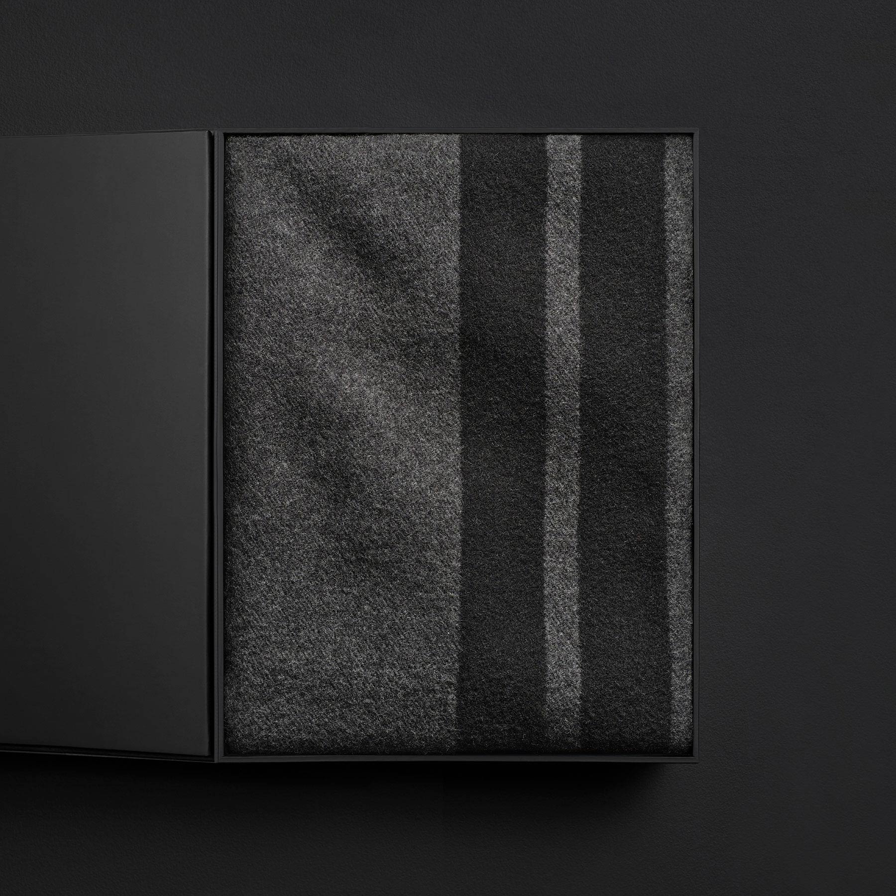 Sarti Soft Wool Blanket - Premium Striped Throw Blanket in Black/Lead - Cozy Gift Box for Bed, Sofa & Winter Warmth