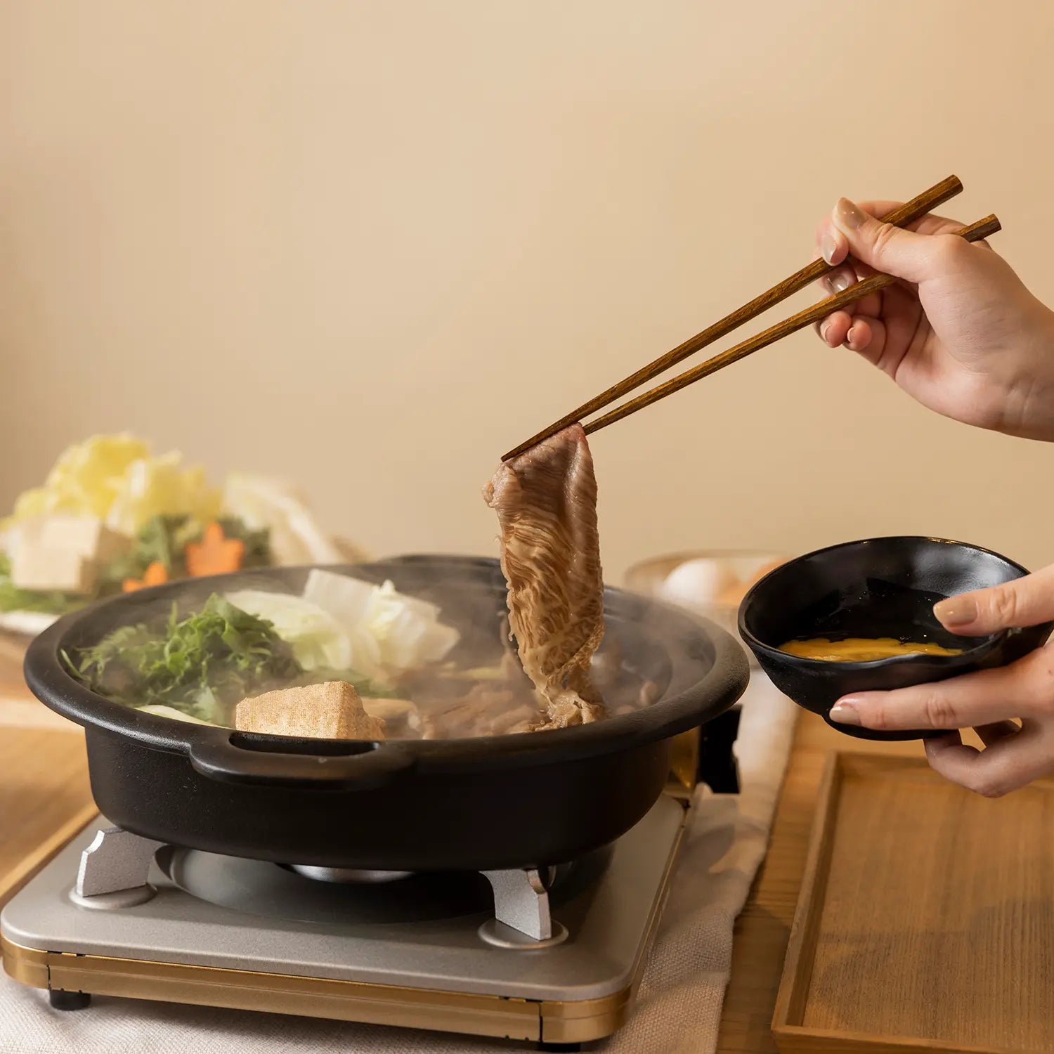 Premium Iwachu Nambu Cast Iron Sukiyaki & Gyoza Pan with Wooden Lid - Authentic Japanese Cookware for Hot Pot, Dumplings & Tabletop Cooking - Perfect for Home Dining & Entertaining