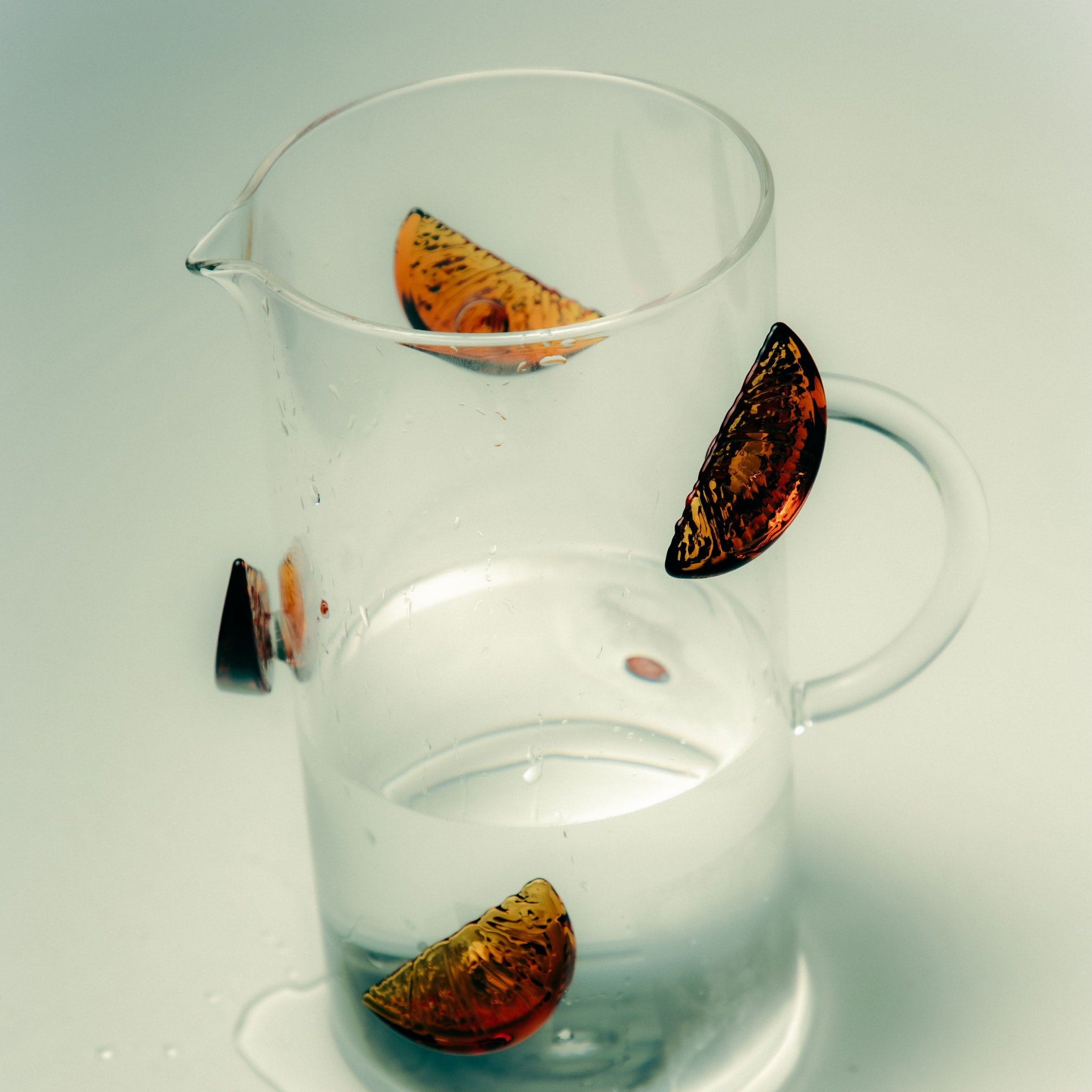 MAISON BALZAC Aperitif Jug - Elegant Clear & Amber Glass Pitcher for Cocktails, Sangria, Iced Tea & Party Drinks - Perfect for Entertaining & Home Bar Accessories