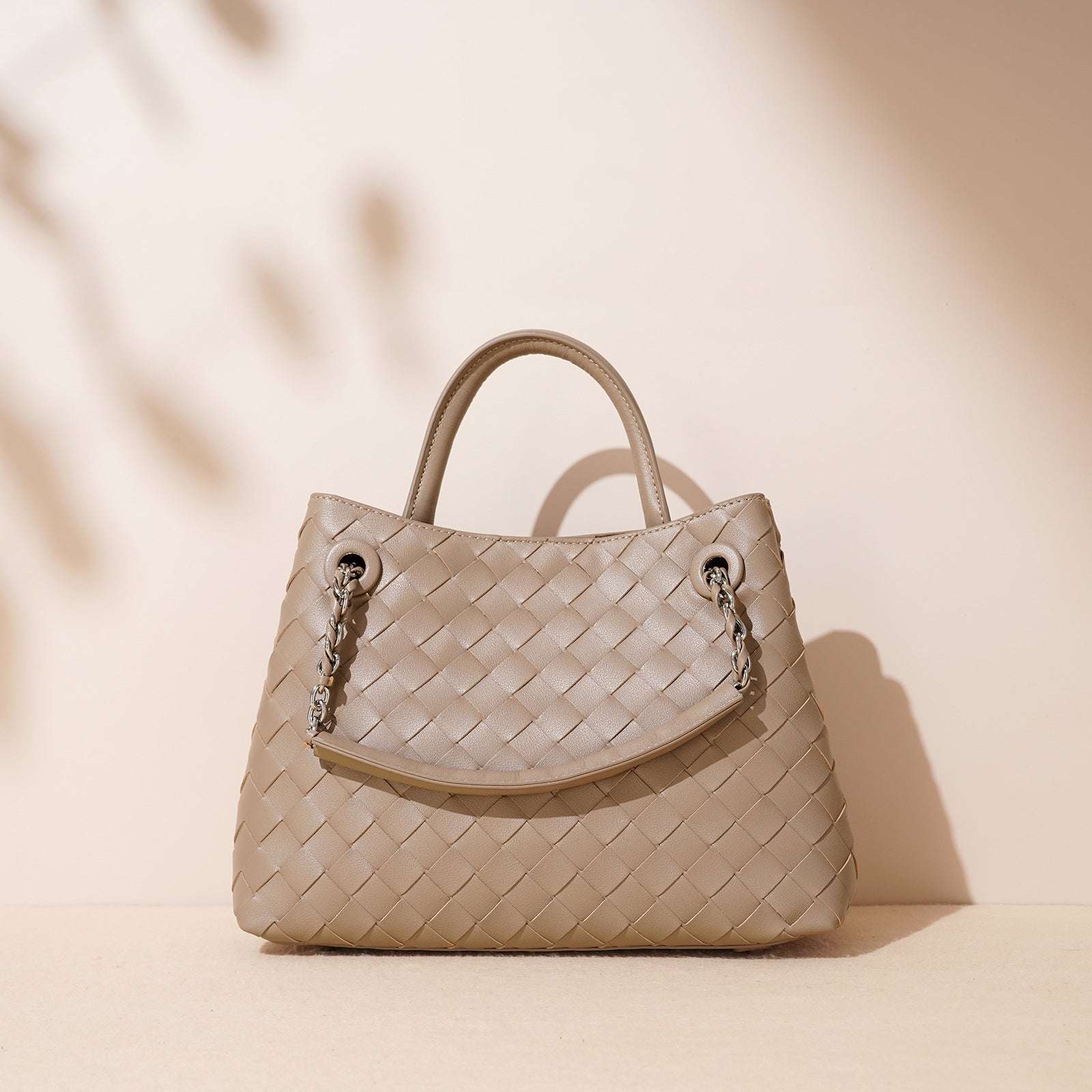 Stylish Woven Leather Crossbody Chain Bag for Women - Trendy Handbag Purse with Adjustable Strap - Perfect for Parties, Dating & Daily Use