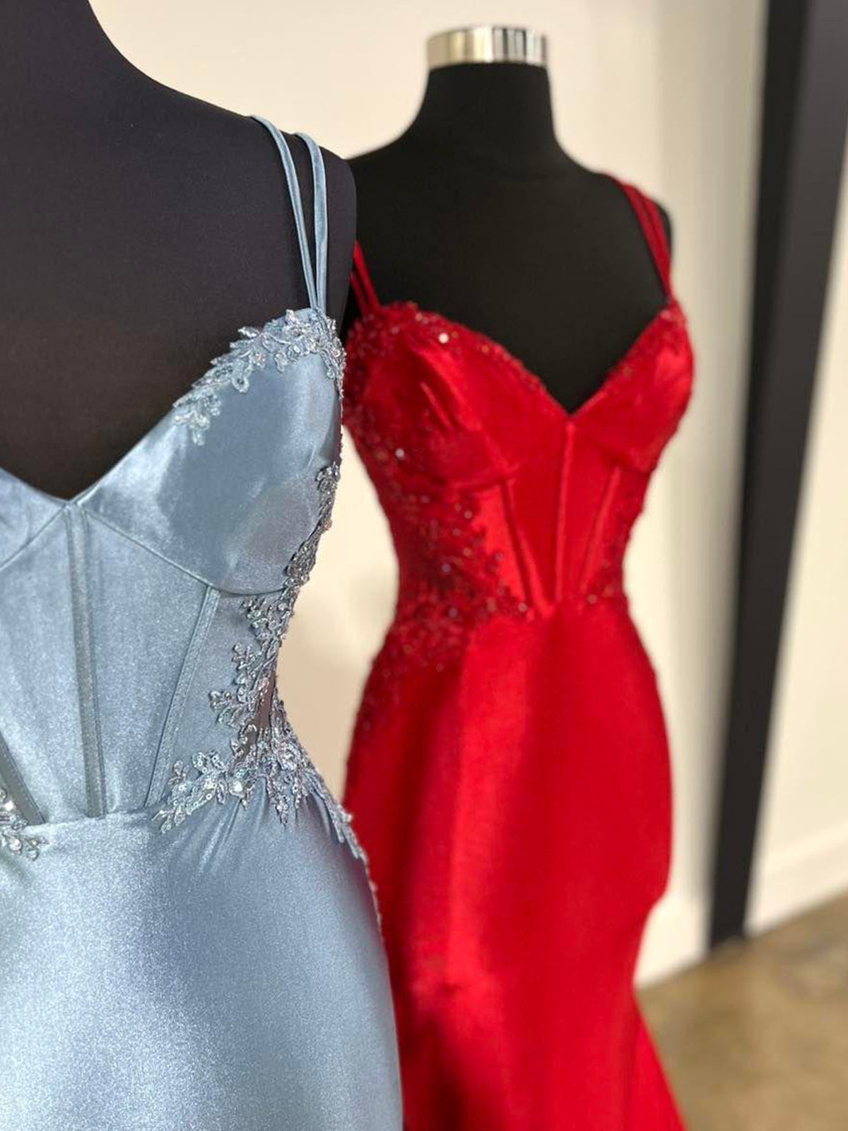 Elegant V-Neck Prom Dress with Lace Appliques & Satin Double Straps - Perfect for Homecoming, Formal Dances & Special Occasions