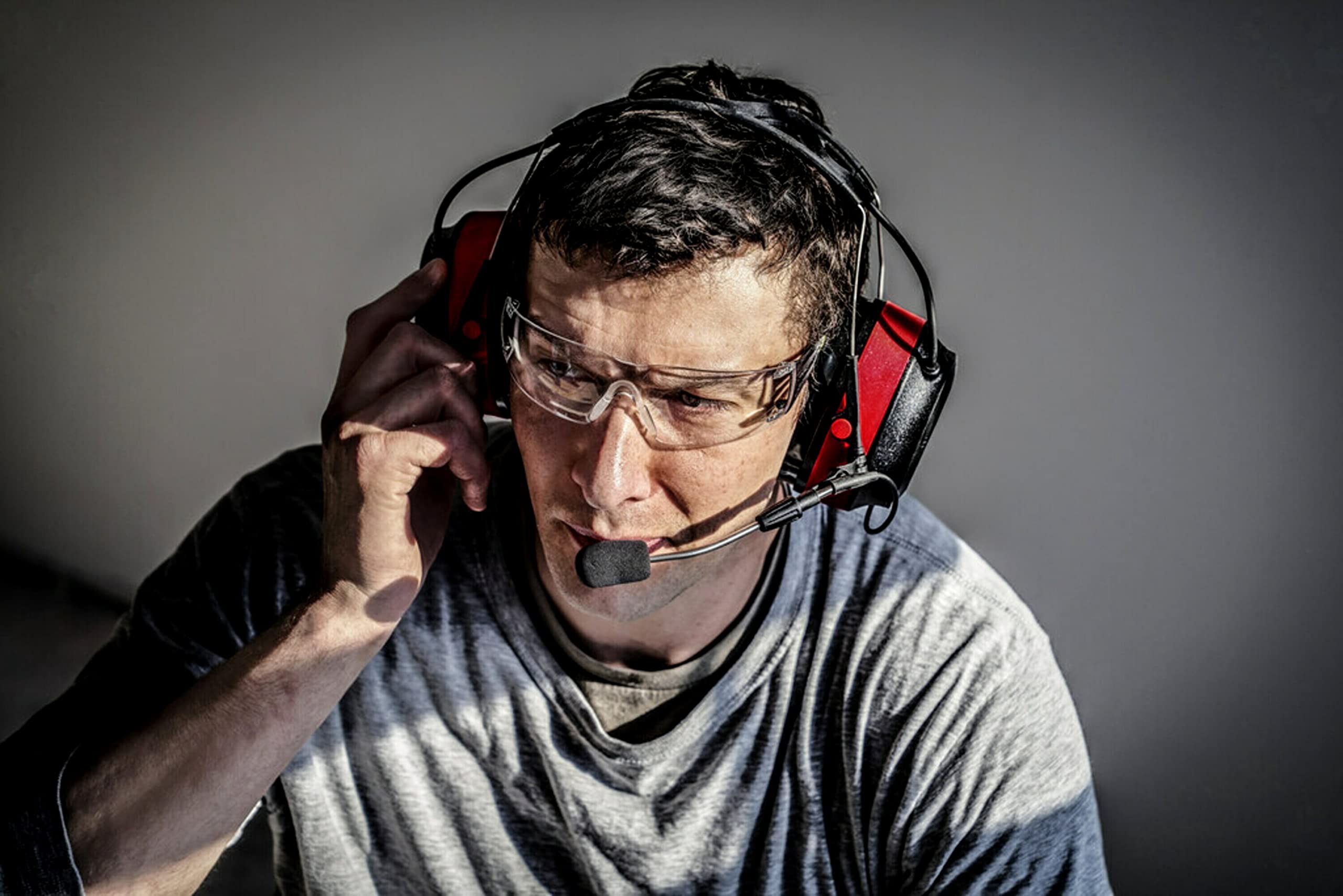 3M Pro-Comms Electronic Hearing Protector with Bluetooth & Noise-Canceling Microphone - NRR 26 dB Wireless Earmuffs, Premium Gel Cushions (90546-SIOC) - Ideal for Shooting Ranges, Construction Sites & Industrial Work Environments