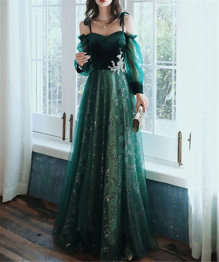 Elegant Green Tulle Prom Dress with Long Sleeves - A-Line Formal Gown for Birthday Party, Homecoming, Quinceañera & Special Occasions