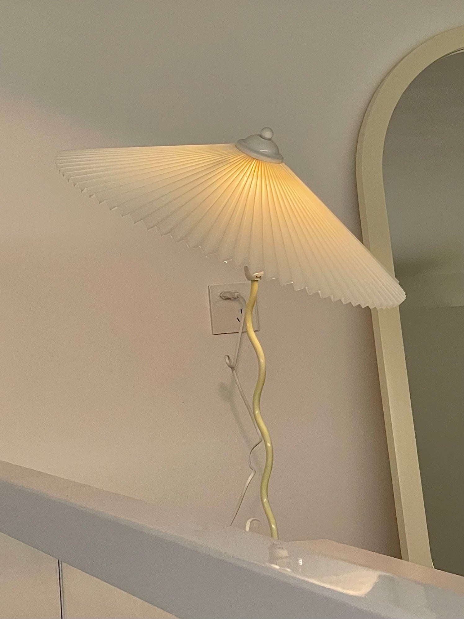 Modern Squiggle Table Lamp - Adjustable LED Desk Light for Home Office, Bedroom & Study - Stylish & Functional Lighting for Reading & Decor