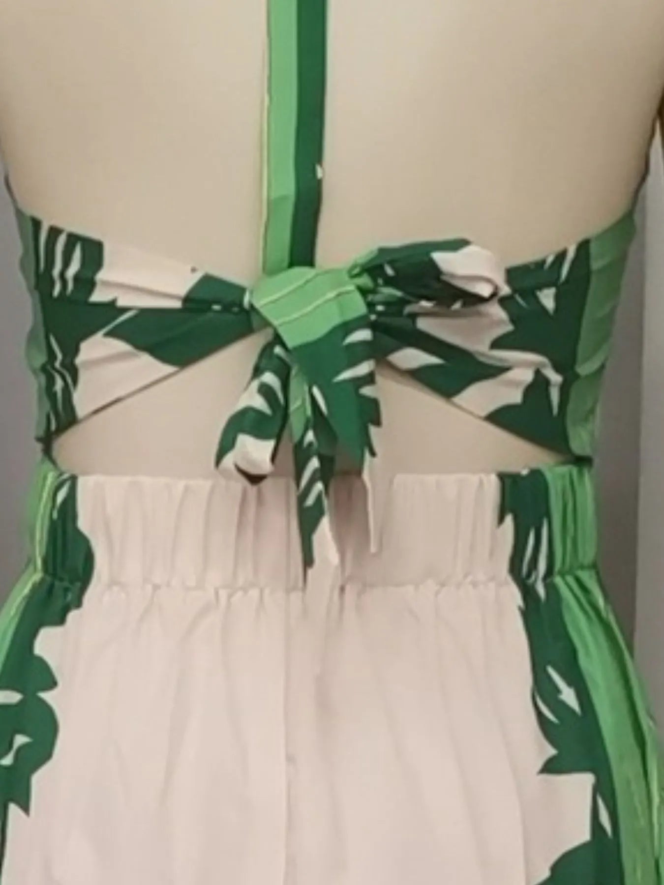 Stylish Green Leaf Tropical Vacation Halter Neck Resort Maxi Dress - Perfect for Beach Getaways, Summer Vacations & Resort Wear