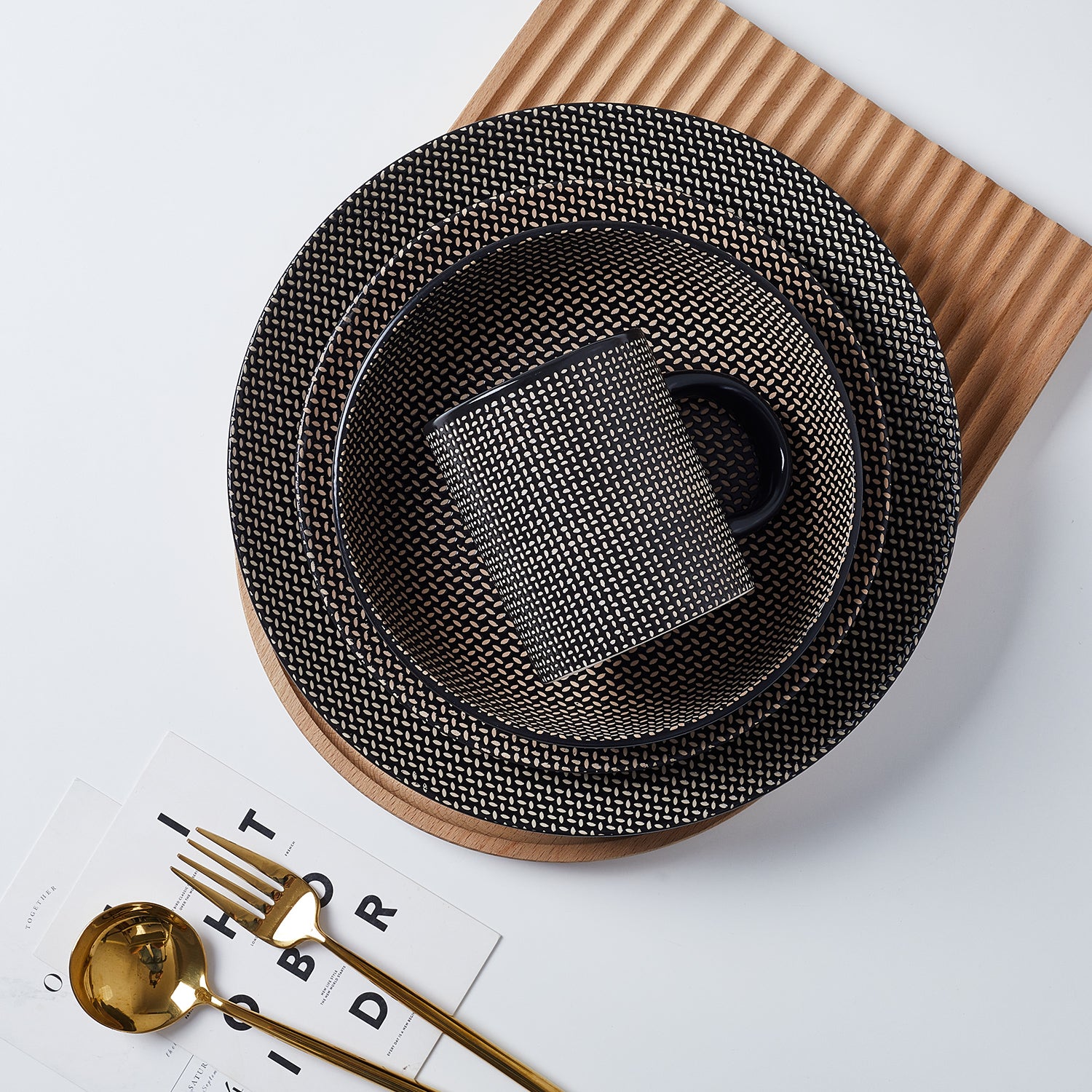 Premium Daisy Stoneware Dinnerware Set - 16-Piece Brown & Black Ceramic Plates & Bowls for Everyday Dining & Entertaining