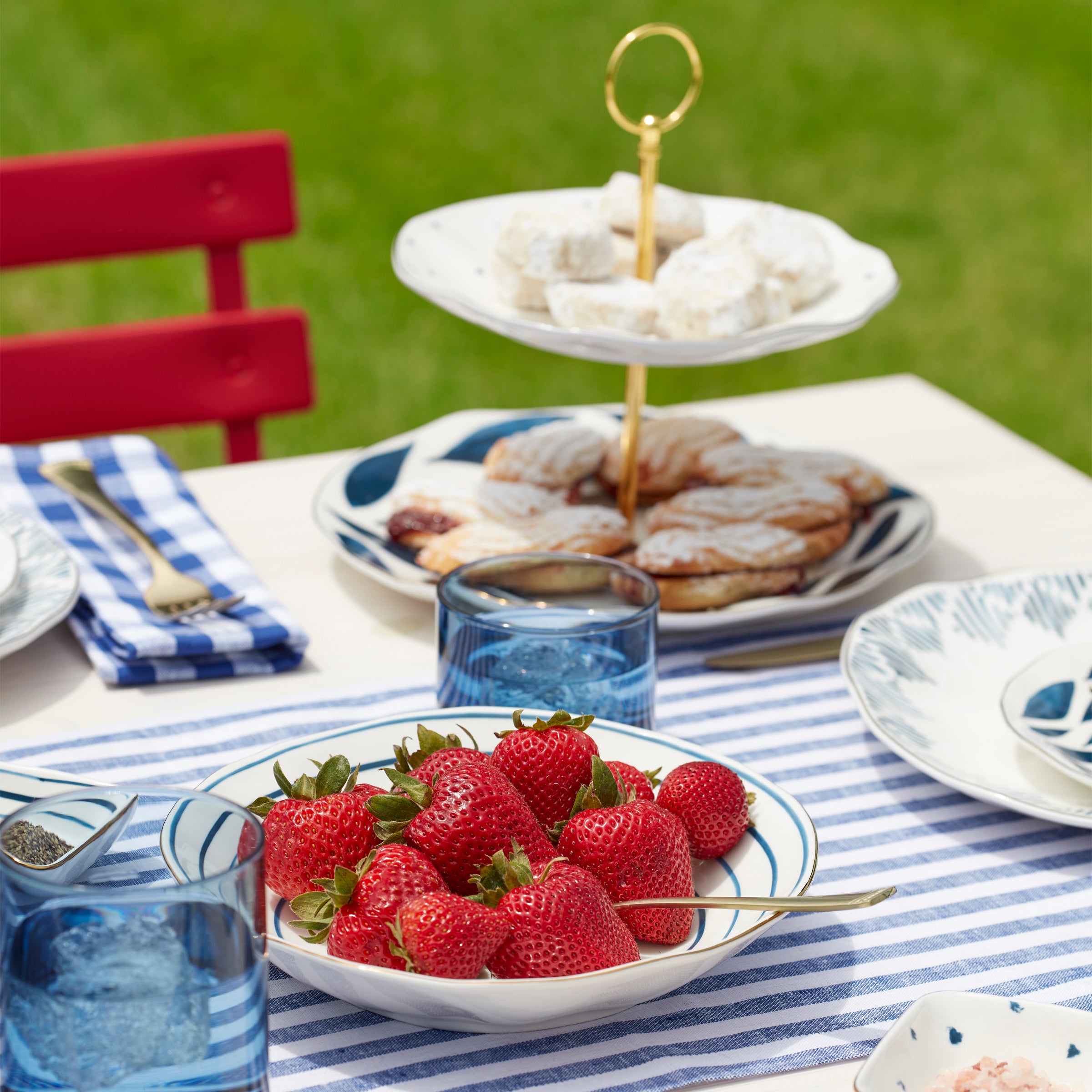 Blue Bay 2-Tier Serving Tray - Elegant Stainless Steel Appetizer Platter for Party, Buffet, and Afternoon Tea - Perfect for Entertaining Guests, Wedding Receptions, and Holiday Gatherings