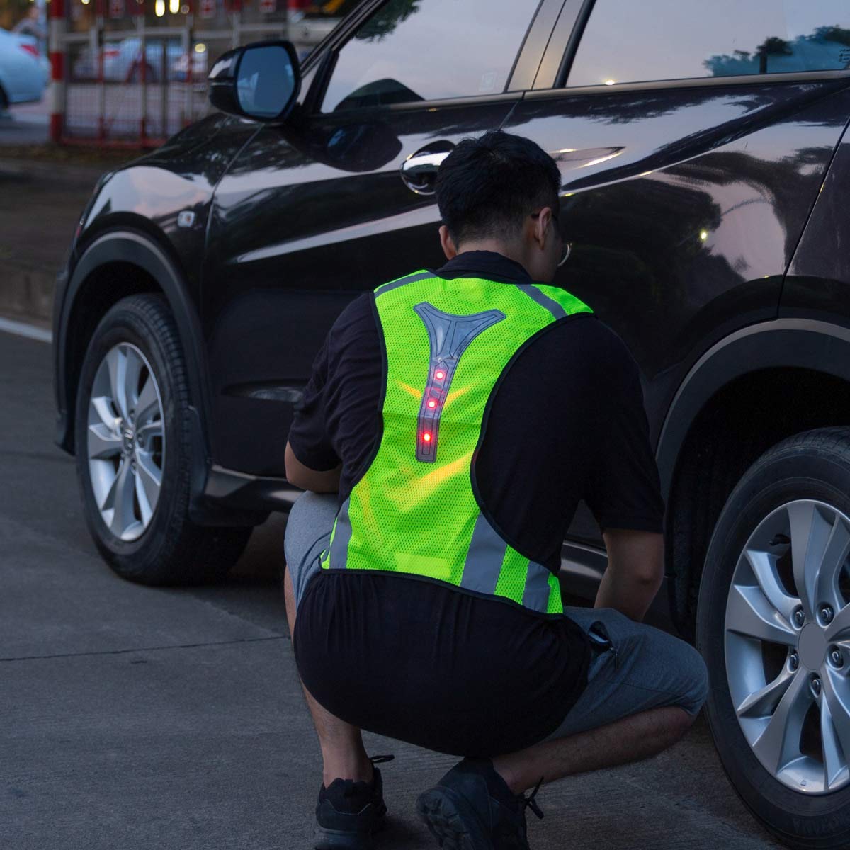 kwmobile Reflective LED Vest with Adjustable Straps - High Visibility Safety Jacket for Cycling, Running, Motorcycle Riding - Perfect for Night Commuting & Outdoor Sports Activities