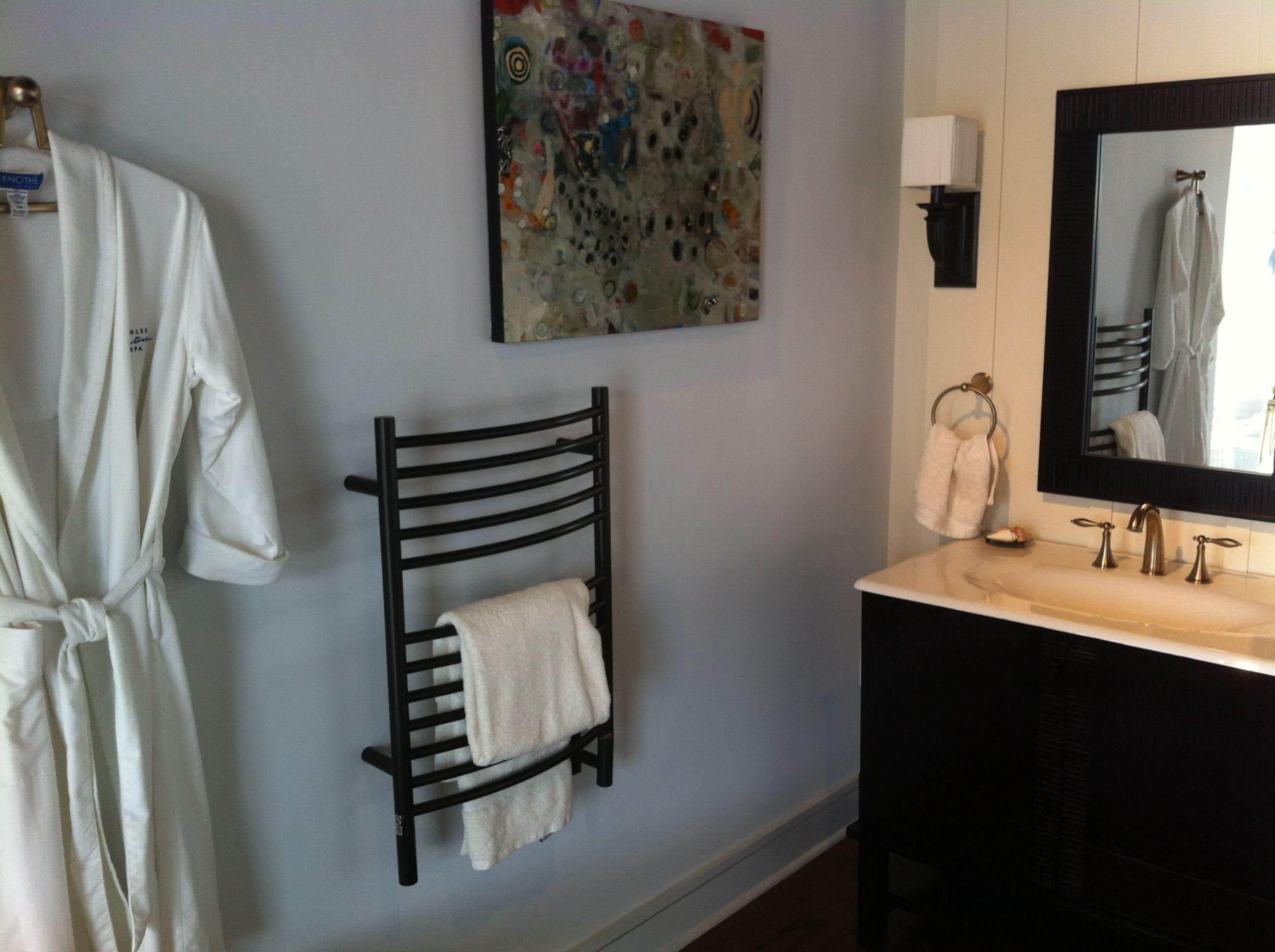 Amba Jeeves E Curved Hardwired Towel Warmer - 20.5