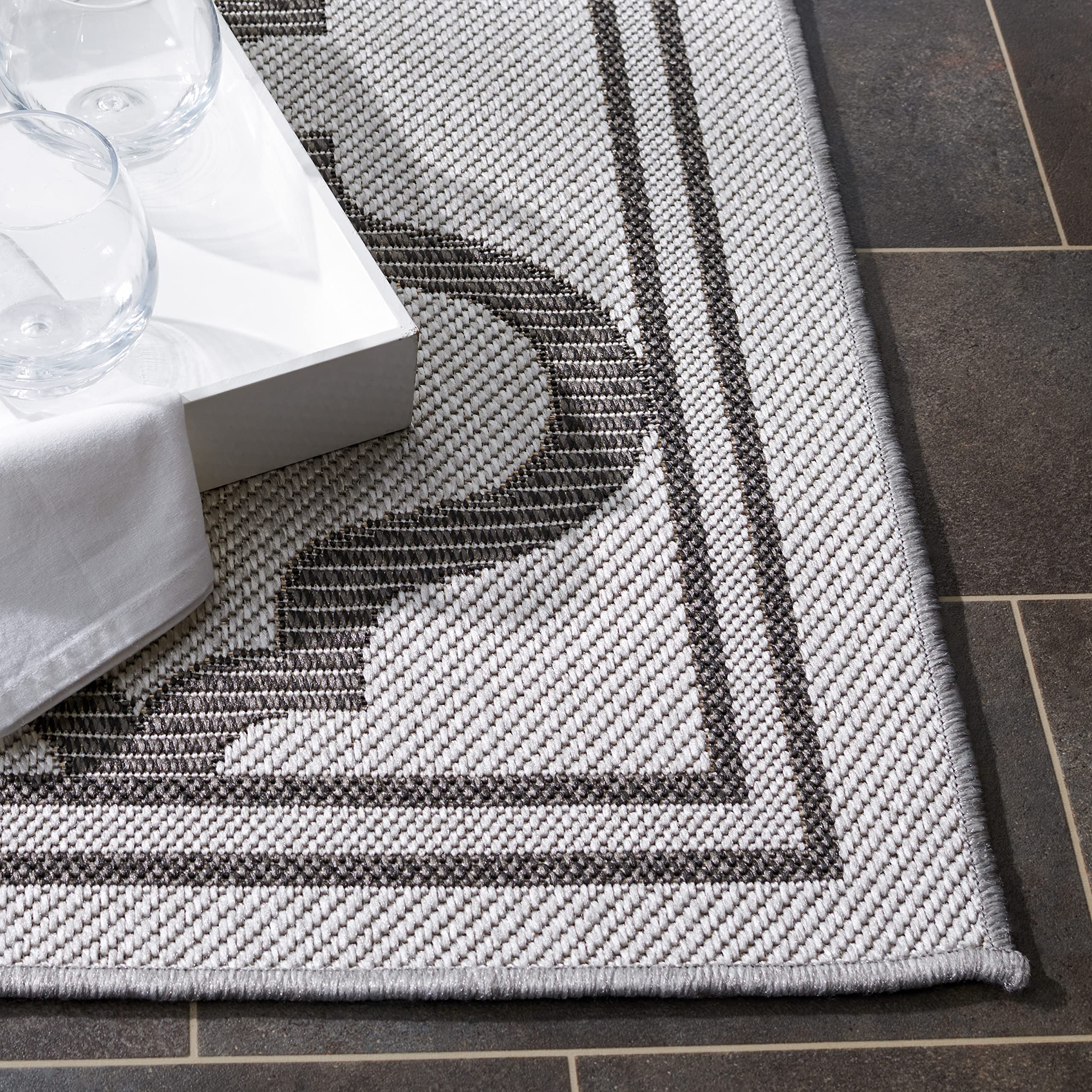 SAFAVIEH Bermuda Collection Area Rug - 6'7