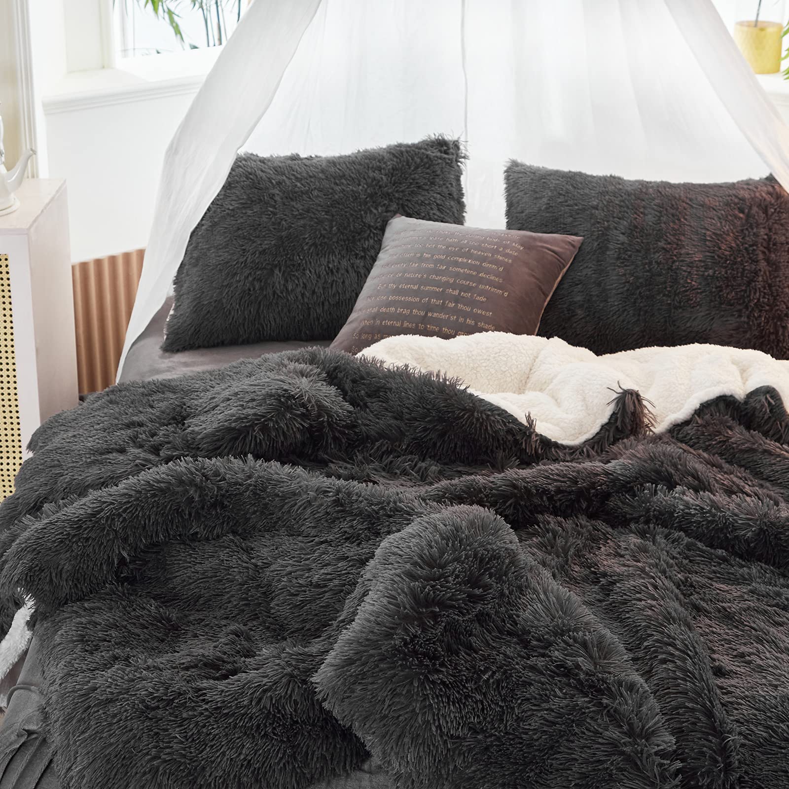Luxury Faux Fur Shaggy Comforter Set King Size - Plush & Sherpa Reversible Winter Bedding in Black | Ultra Soft 3-Piece Fluffy Fuzzy Comforter with Pillowcases (1 Comforter + 2 Shams) | Perfect for Cozy Winter Nights, Bedroom Upgrade & Gift Giving