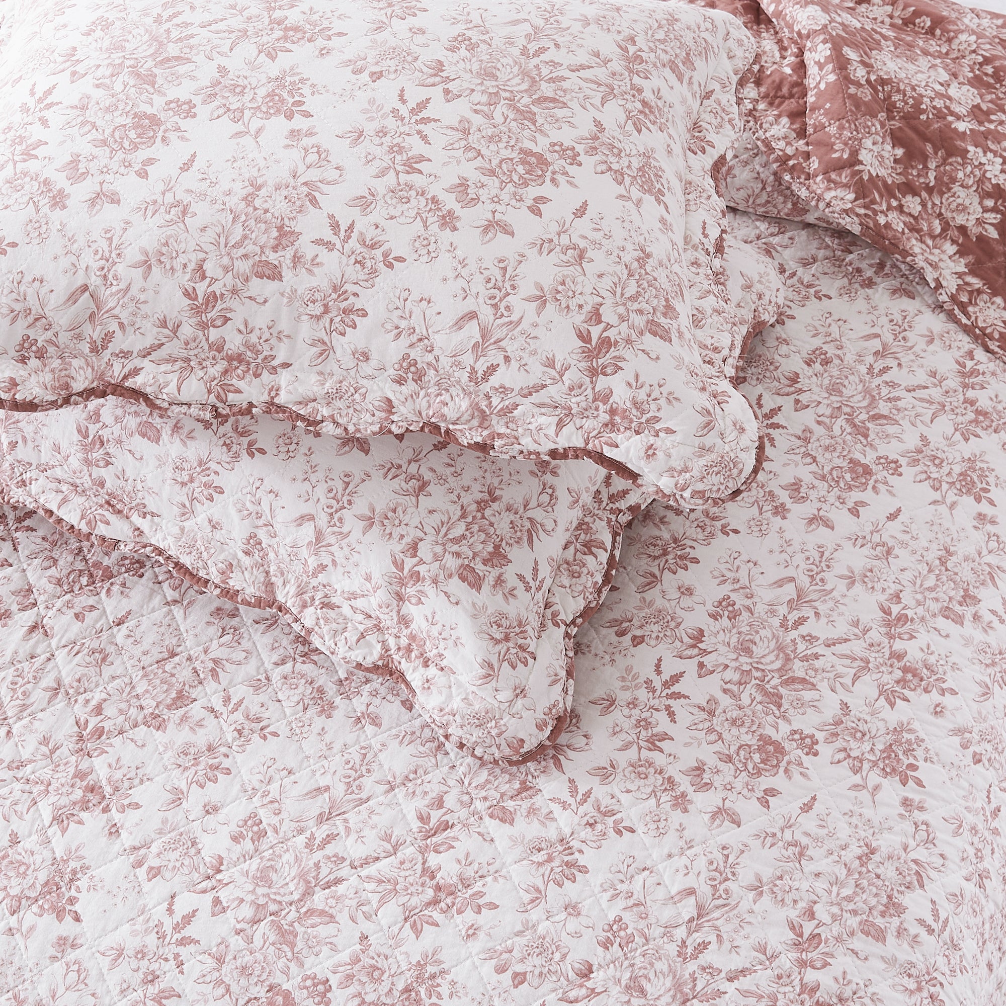 Peony Toile Reversible Cotton Quilt Set - Queen Size Floral Bedding with Matching Shams - Perfect for Farmhouse & French Country Bedroom Decor