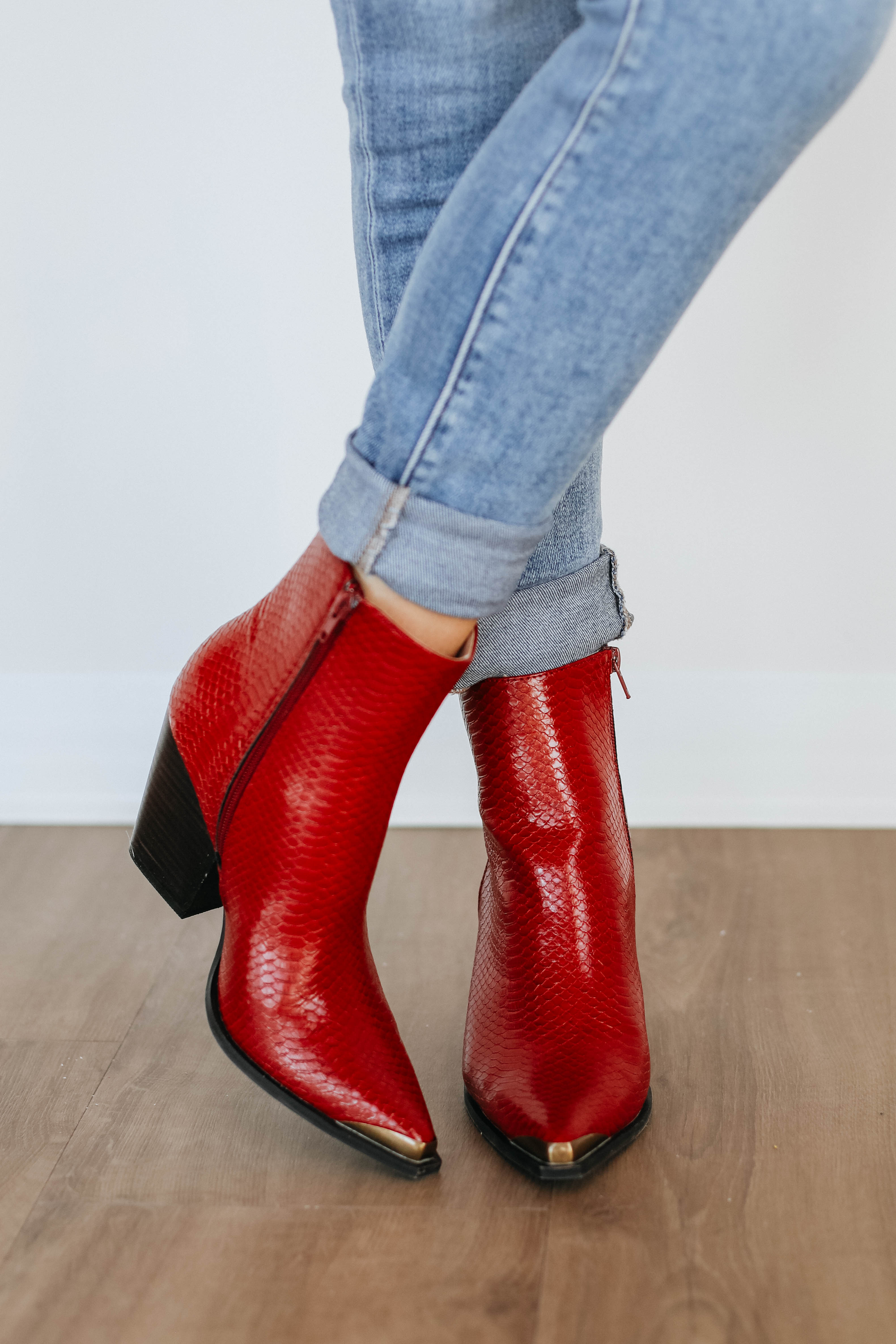 Captivating Women's Fashion Boots - Stylish & Comfortable for Fall/Winter Outfits, Parties & Everyday Wear