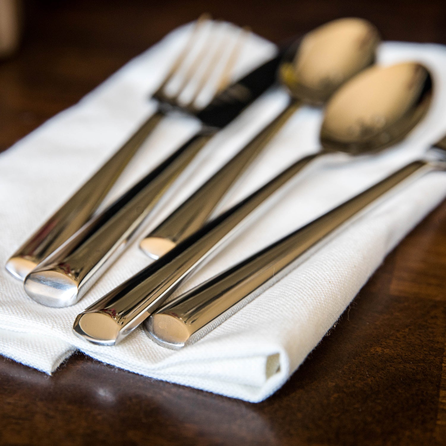 Gilda Mirror 20-Piece Stainless Steel Flatware Set - Elegant Silverware for Dining, Kitchen & Entertaining - Perfect for Dinner Parties, Weddings & Home Decor