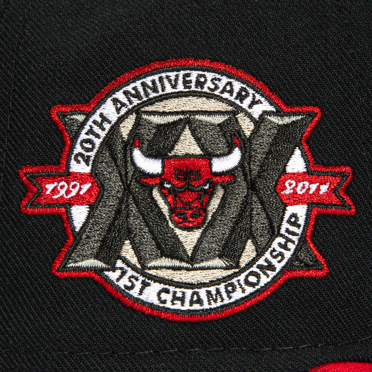 Mitchell & Ness Chicago Bulls 30th Anniversary Patch Arch Hat - Black & Red NBA Basketball Cap for Men & Women - Perfect for Games, Streetwear & Sports Fan Gifts