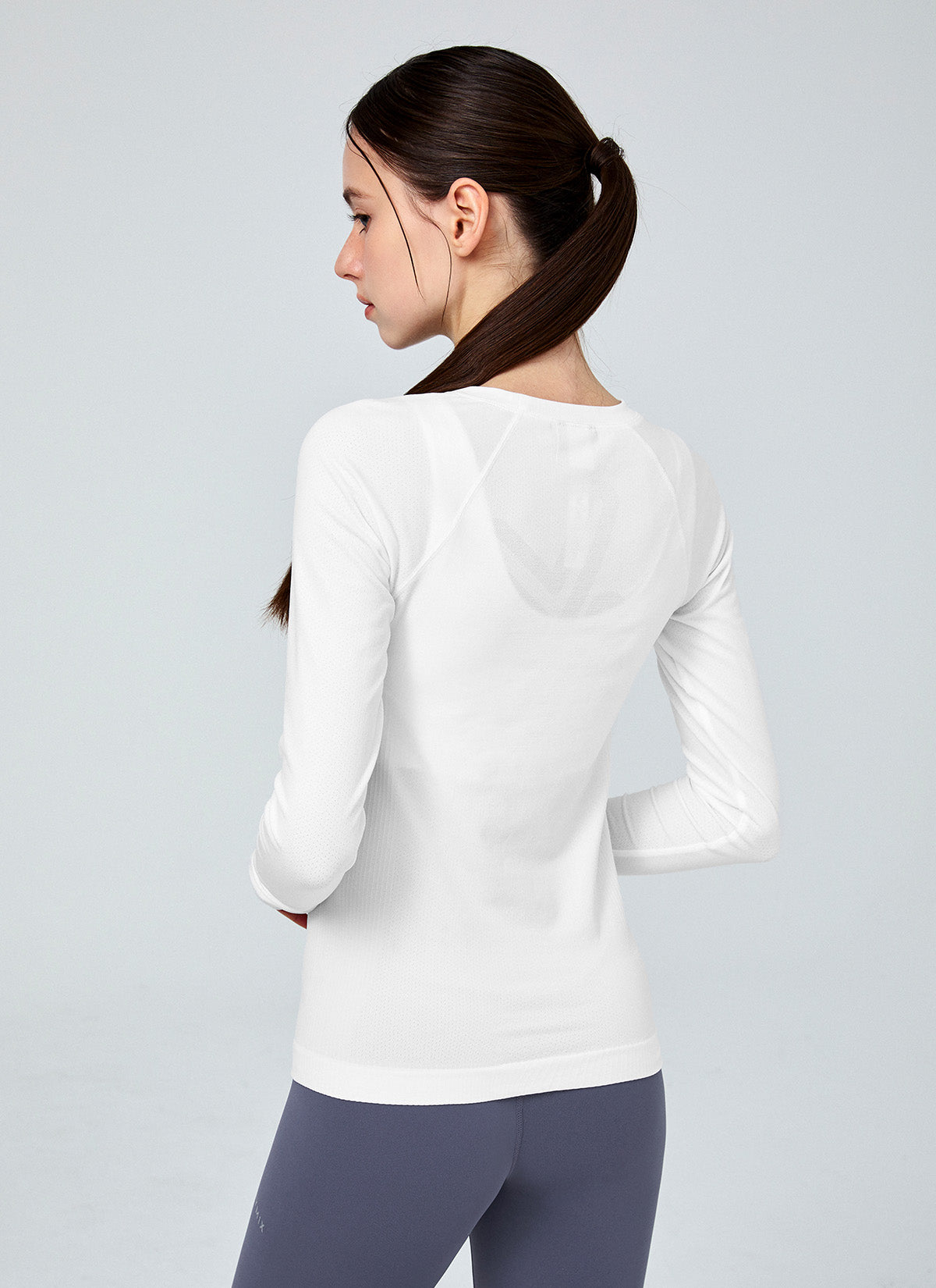 Breathable Mesh Seamless Long Sleeve Shirt with Finger Hole Design - Perfect for Yoga, Workouts & Outdoor Activities