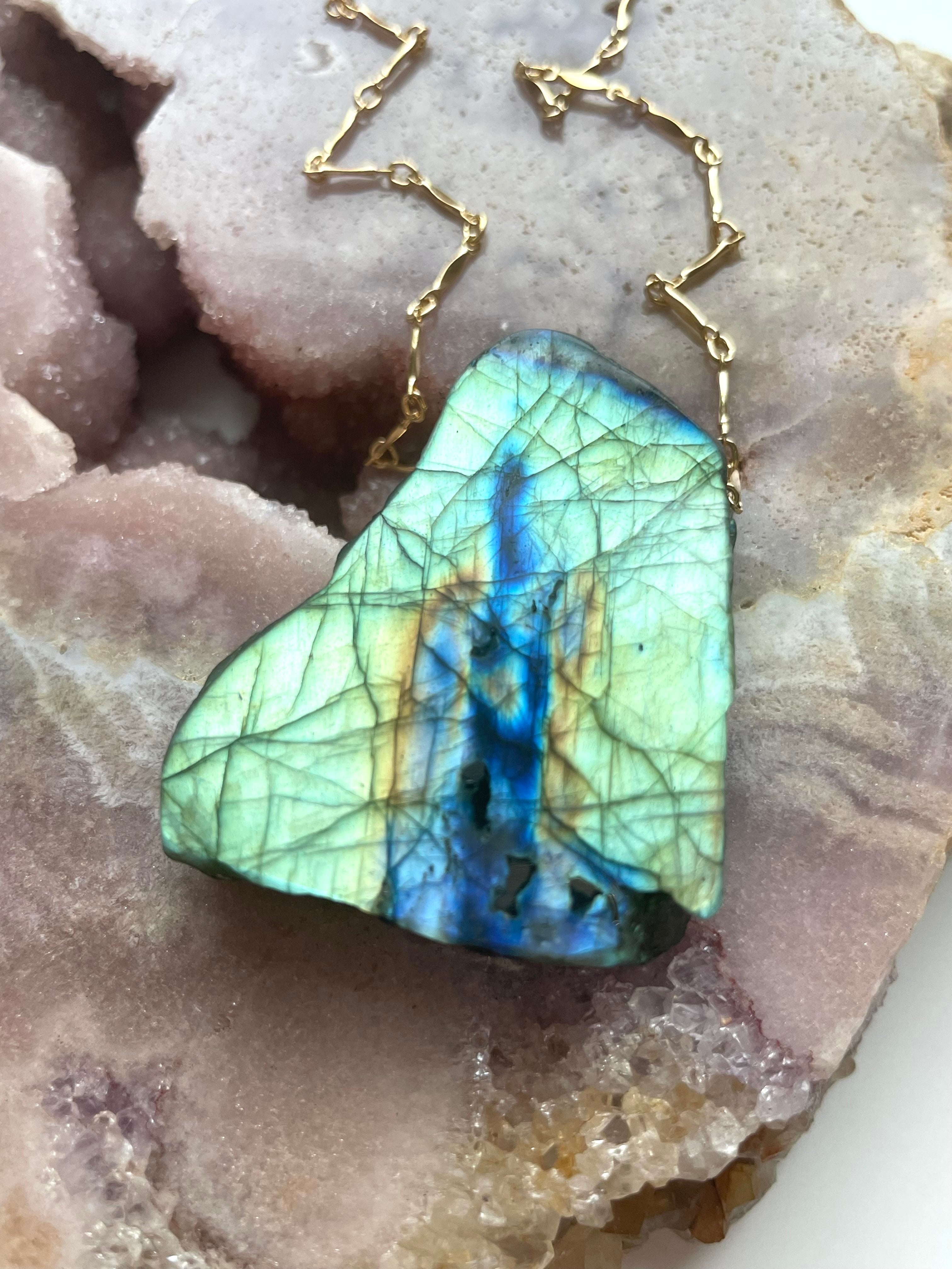 Large Labradorite Statement Crystal Necklace - Elegant Healing Stone Jewelry for Women, Perfect for Spiritual Healing, Meditation & Boho Fashion