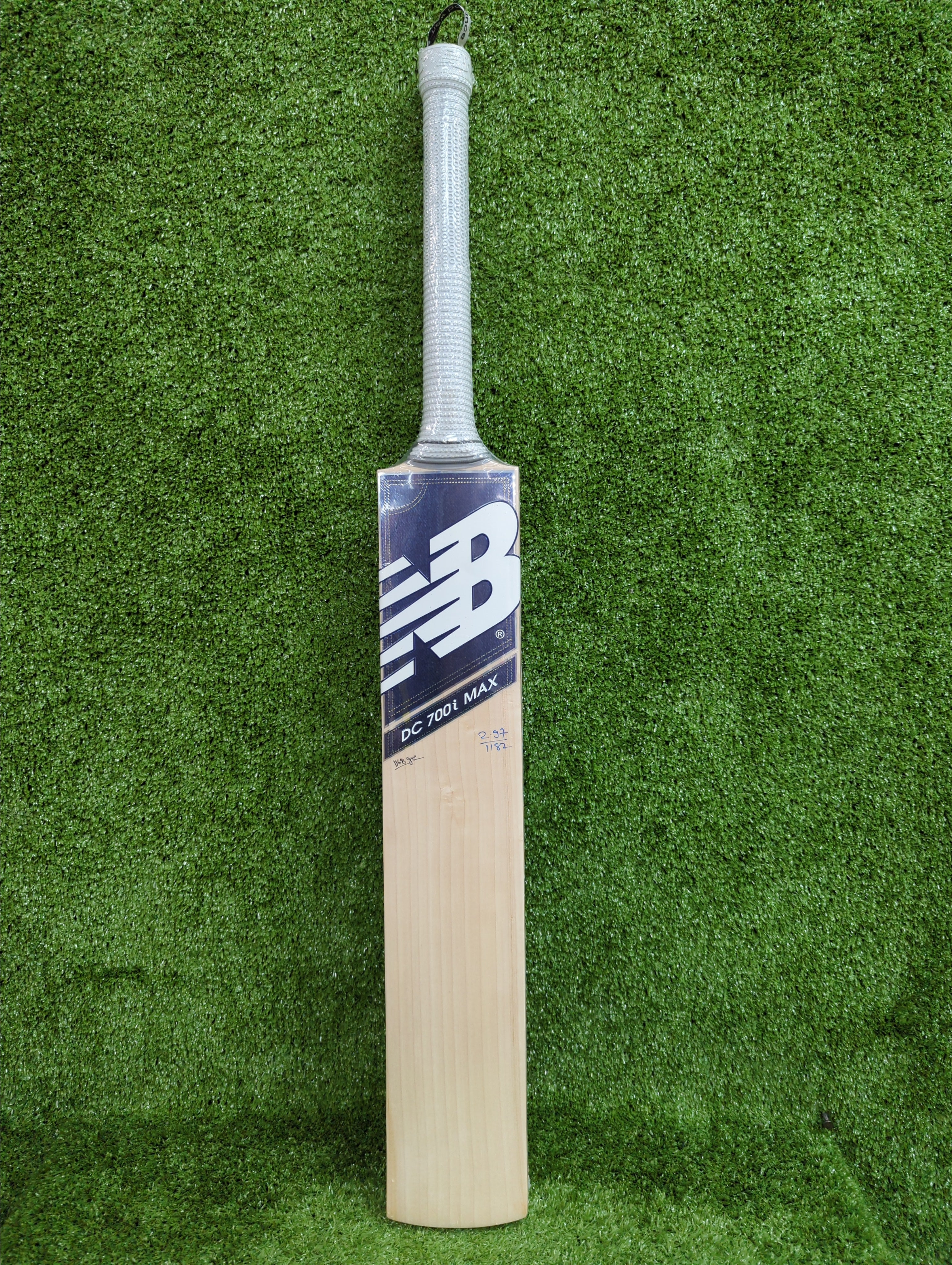 NB DC 700i Max English Willow Cricket Bat - Premium Grade Cricket Equipment for Professional Players - Perfect for Matches, Training & Tournaments