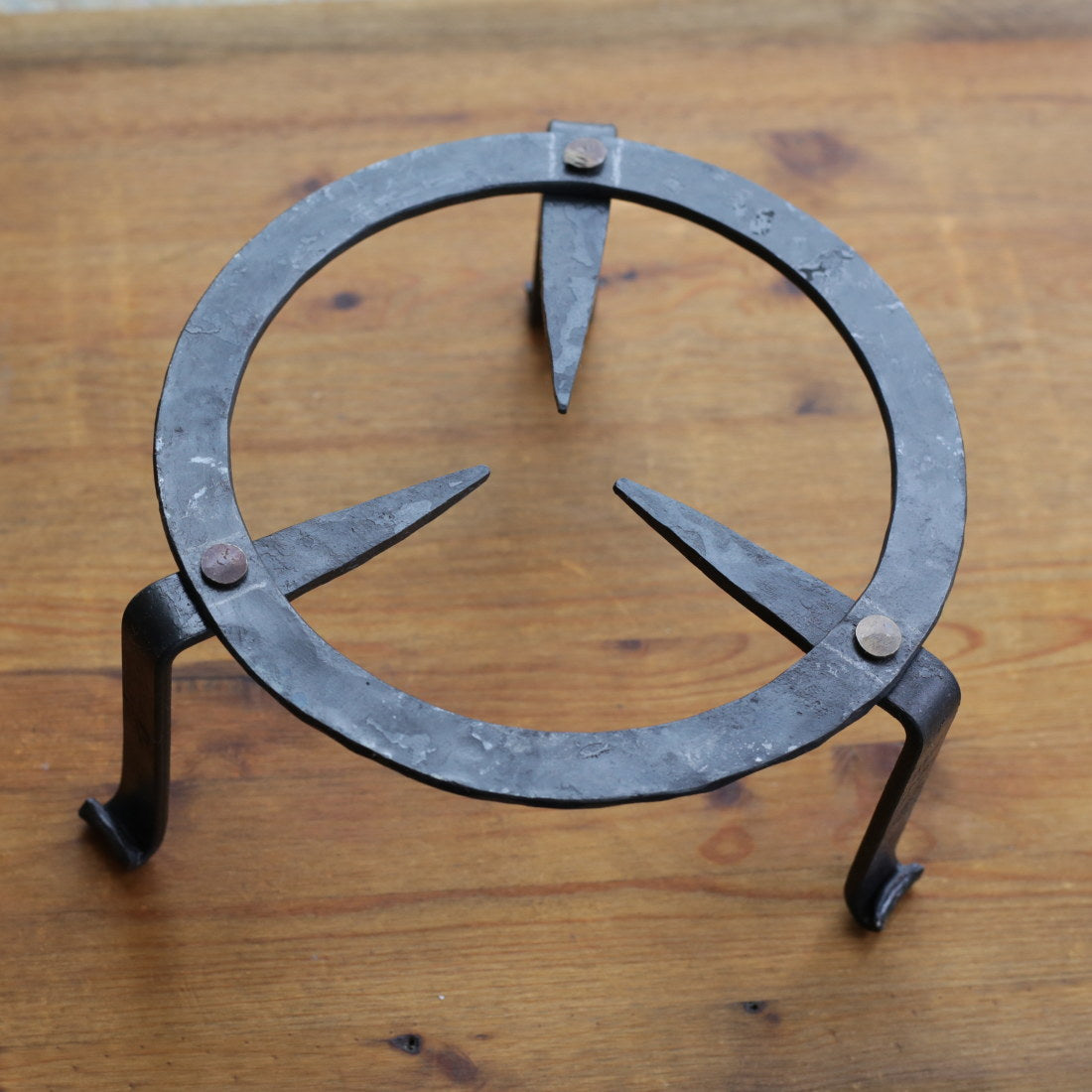 Round Iron Trivet - Heat Resistant Hot Plate Holder for Pots and Pans - Perfect for Kitchen, Dining Table, and Outdoor BBQ Use