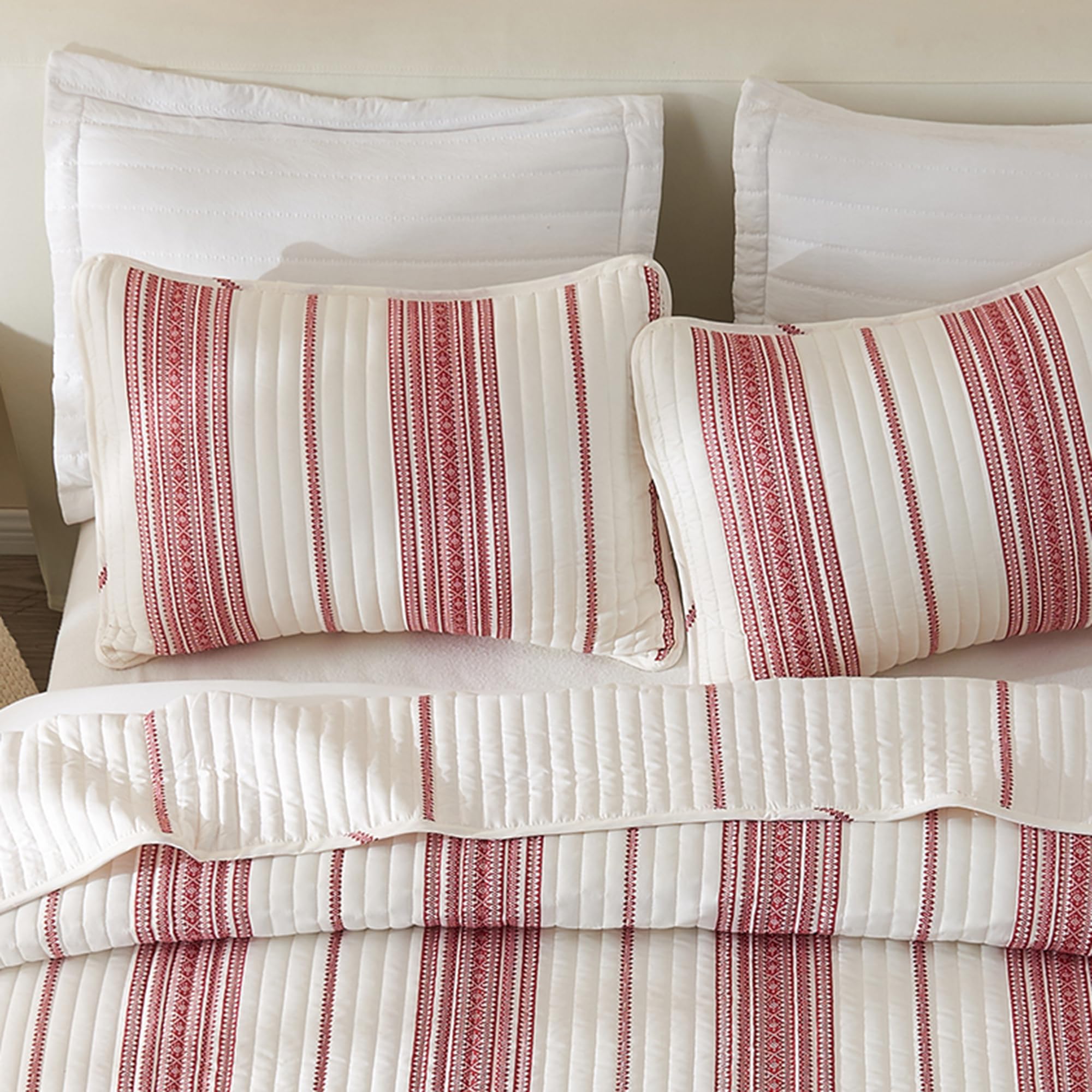 Great Bay Home King Size Reversible Quilt Set - All Season Lightweight Bedspread with 2 Pillow Shams - Modern Red Striped Design for Bedroom Decor | Perfect for Guest Rooms, Master Bedrooms & Cozy Home Styling