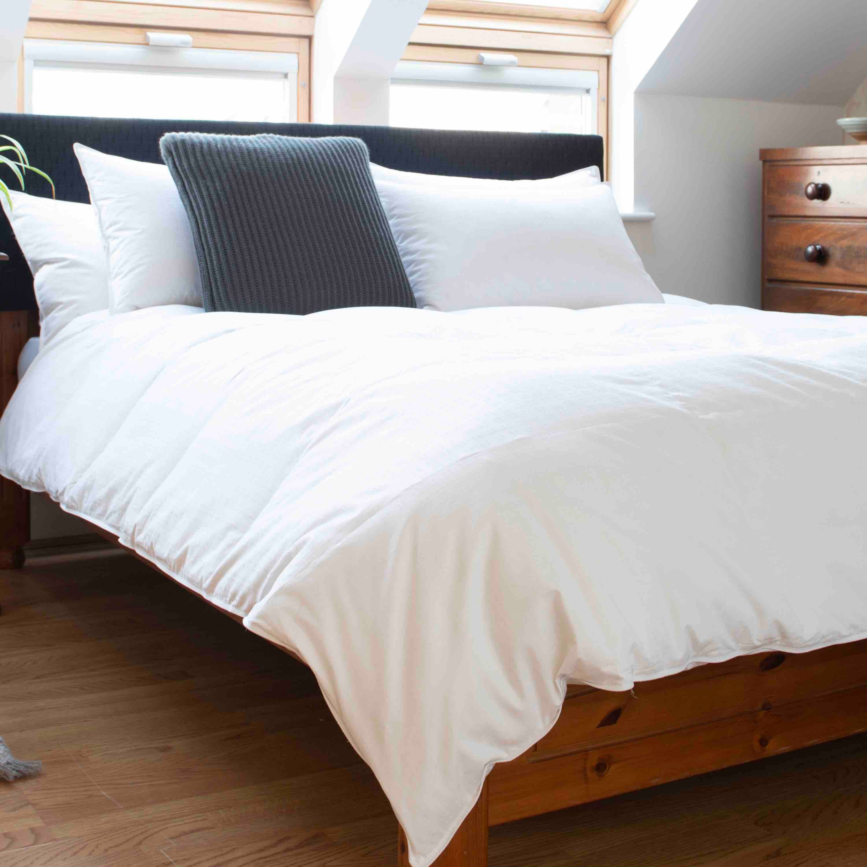 Premium Goose Feather & Down Duvet - All-Season Luxury Comforter for Bedroom, Hotel & Guest Room - Ultra Soft & Warm Winter Blanket for Cold Nights