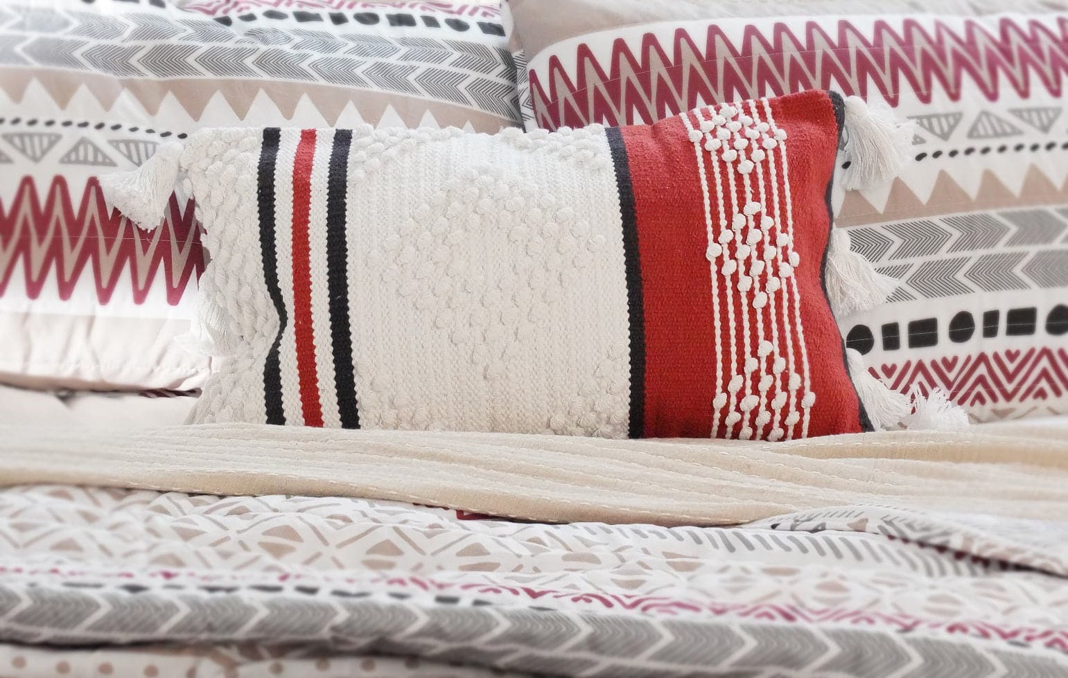 Southwest Stripe Reversible 3-Piece Quilt Set - King Size Bedding with Matching Pillow Shams, Southwestern Style for Bedroom & Guest Room Decor