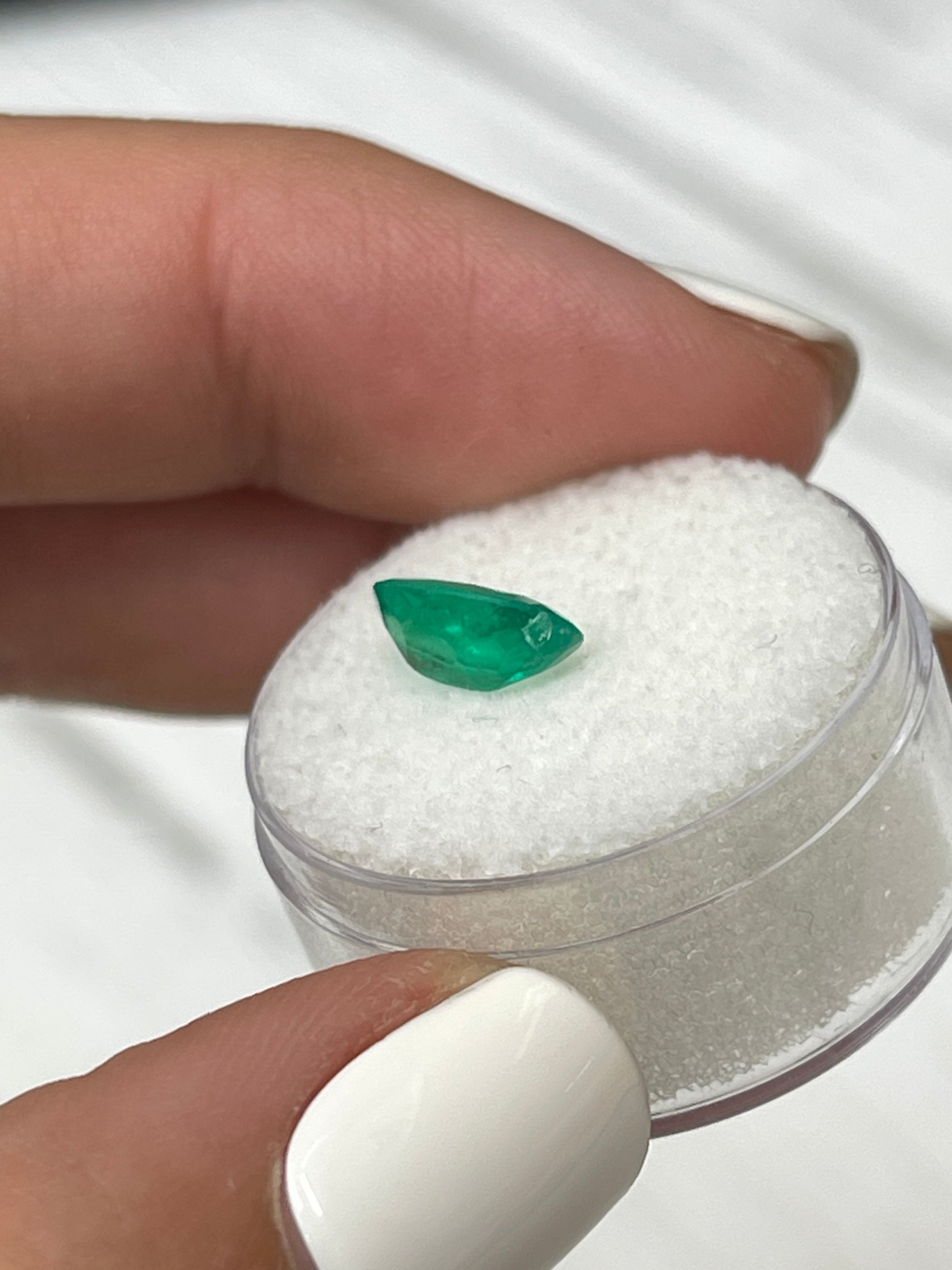 1.35 Carat 9.5x6mm Elongated Oval Cut Natural Colombian Emerald - Grass Green Loose Gemstone for Jewelry Making, Engagement Rings & Collector's Items