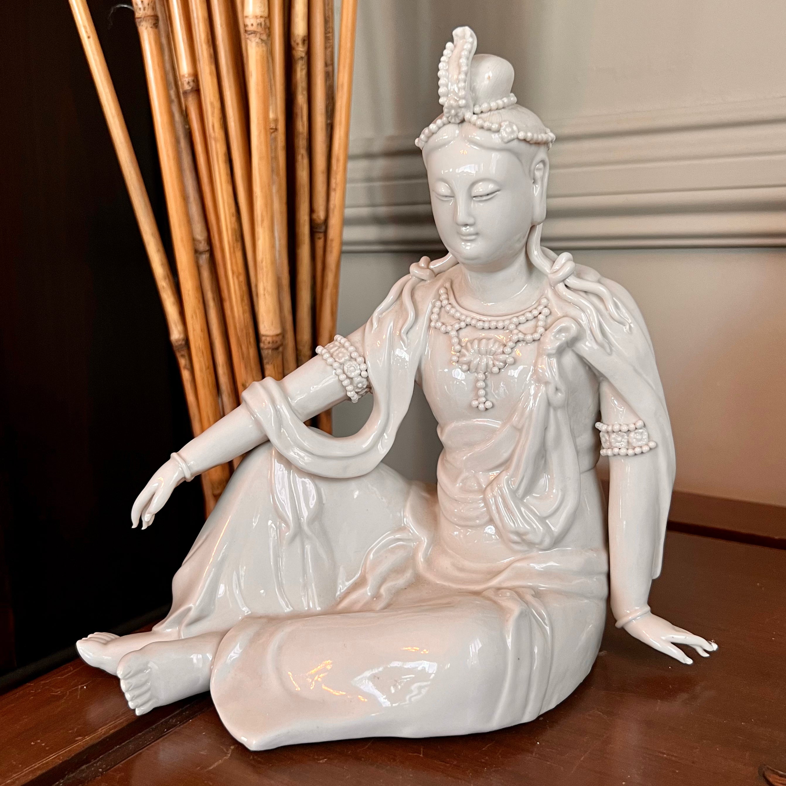 Seated Kuan Yin Statue - Handcrafted Buddhist Goddess of Mercy Sculpture for Home Altar, Meditation Room & Spiritual Decor | Perfect for Yoga Studios, Feng Shui & Gift Giving