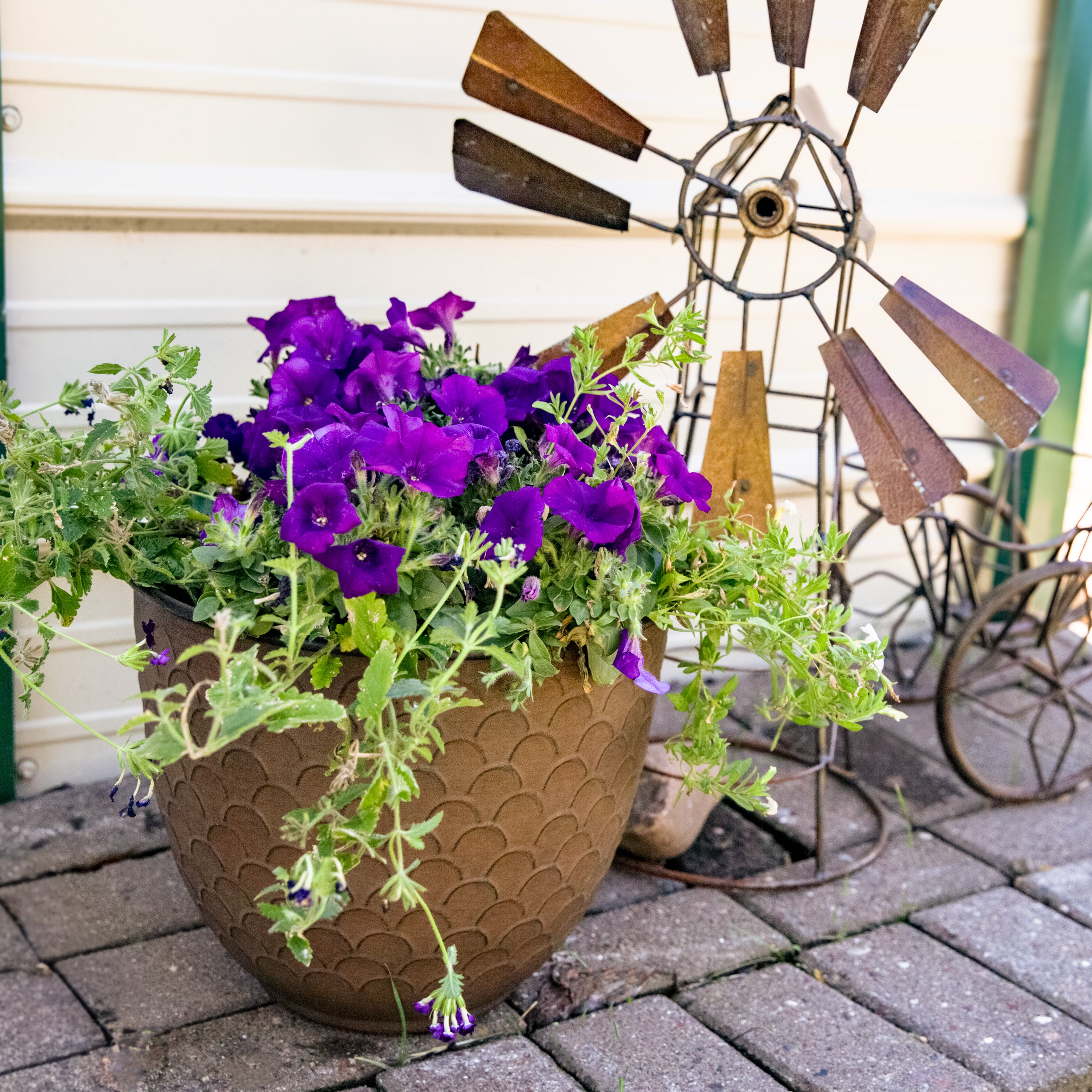 Sunnydaze Dinah 12.5 Inch Metal Outdoor Plant Pots - Rust-Resistant Garden Planter for Patio, Deck, Balcony & Backyard Decor
