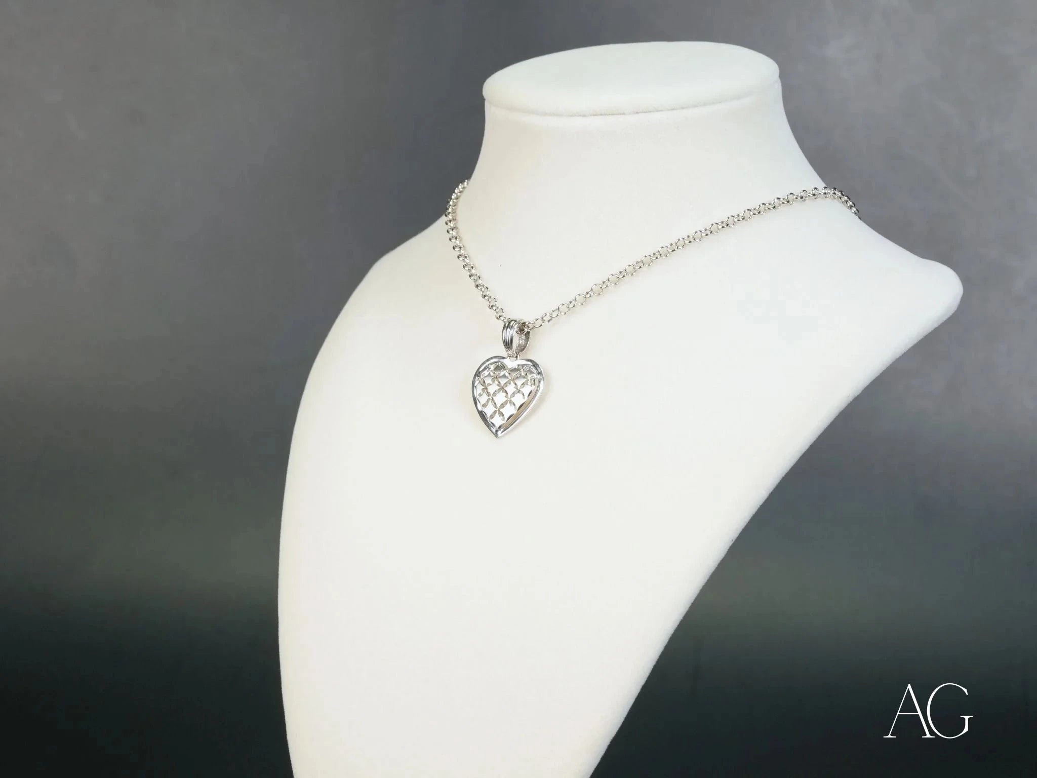 Luminous Heart White Gold Pendant Necklace - Elegant Jewelry Gift for Women, Perfect for Valentine's Day, Anniversary & Romantic Occasions