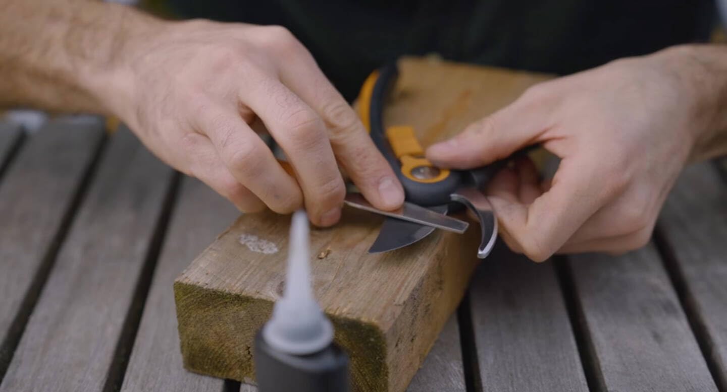 Fiskars Garden Tool Maintenance Kit with Diamond File, Oil & Care Guide – Sharpener for Pruners, Shears, Loppers – Compact 11 x 7 x 3 cm – Perfect for Home Gardening & Landscaping Tools