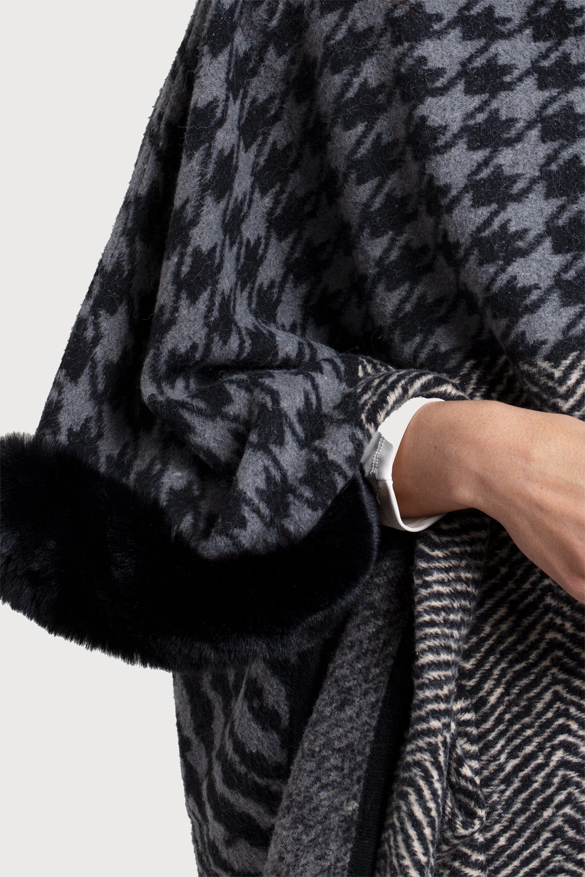 Stylish Faux Fur Kimono Robe for Women - Soft & Cozy Multi-Patterned Loungewear - Perfect for Home Relaxation, Spa Days & Photo Shoots